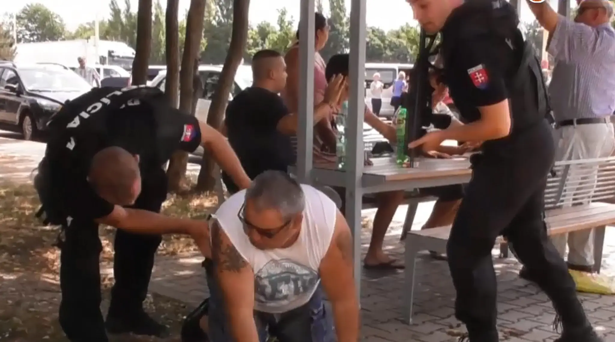 Obťažujú ľudí na pumpách, vyhrážali sa našej redaktorke. A pokračujú v tom ďalej