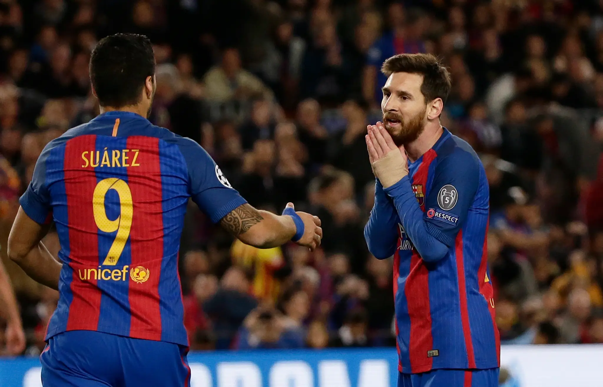 Luis Suárez (vľavo) komunikuje so spoluhráčom z Barcelony Lionelom Messim v odvete štvrťfinále LM proti Juventusu.