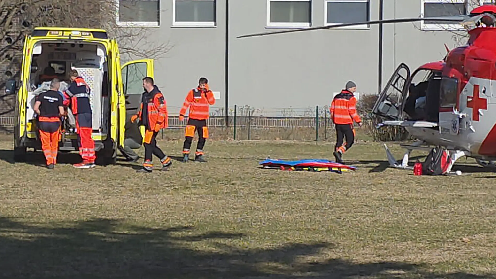 Muža (64) museli s vážnymi zraneniami previezť do Nových Zámkov. 