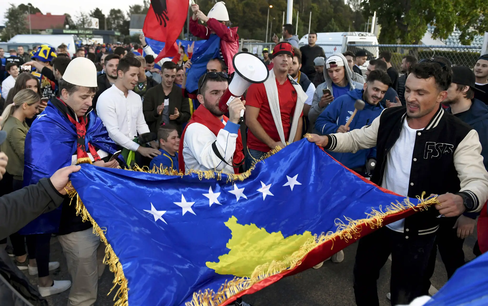 Pozitívne naladení kosovskí fanúšikovia pred historicky prvým duelom svojej reprezentácie v kvalifikácii MS 2018 vo Fínsku.