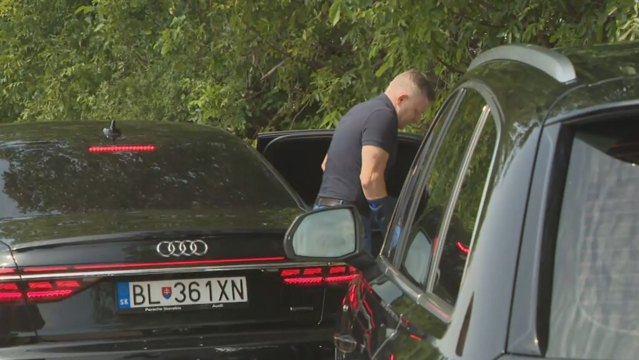 Robert Fico prichádza na tlačovú konferenciu.