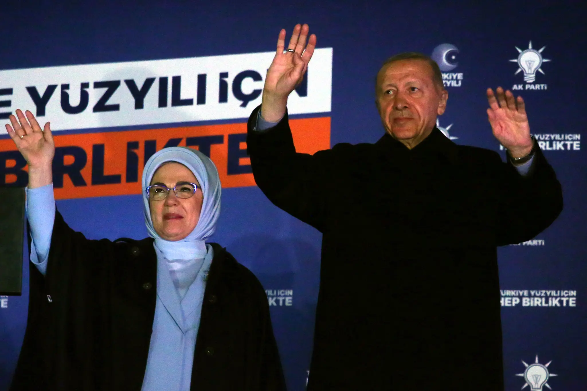 Turecký prezident a prezidentský kandidát Recep Tayyip Erdogan a jeho manželka Emine zdravia svojich sympatizantov vo volebnej centrále v Ankare.
