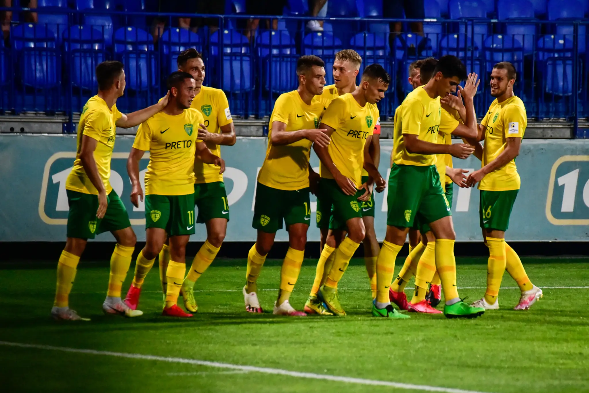 Žilinskí futbalisti pri oslave gólu.
