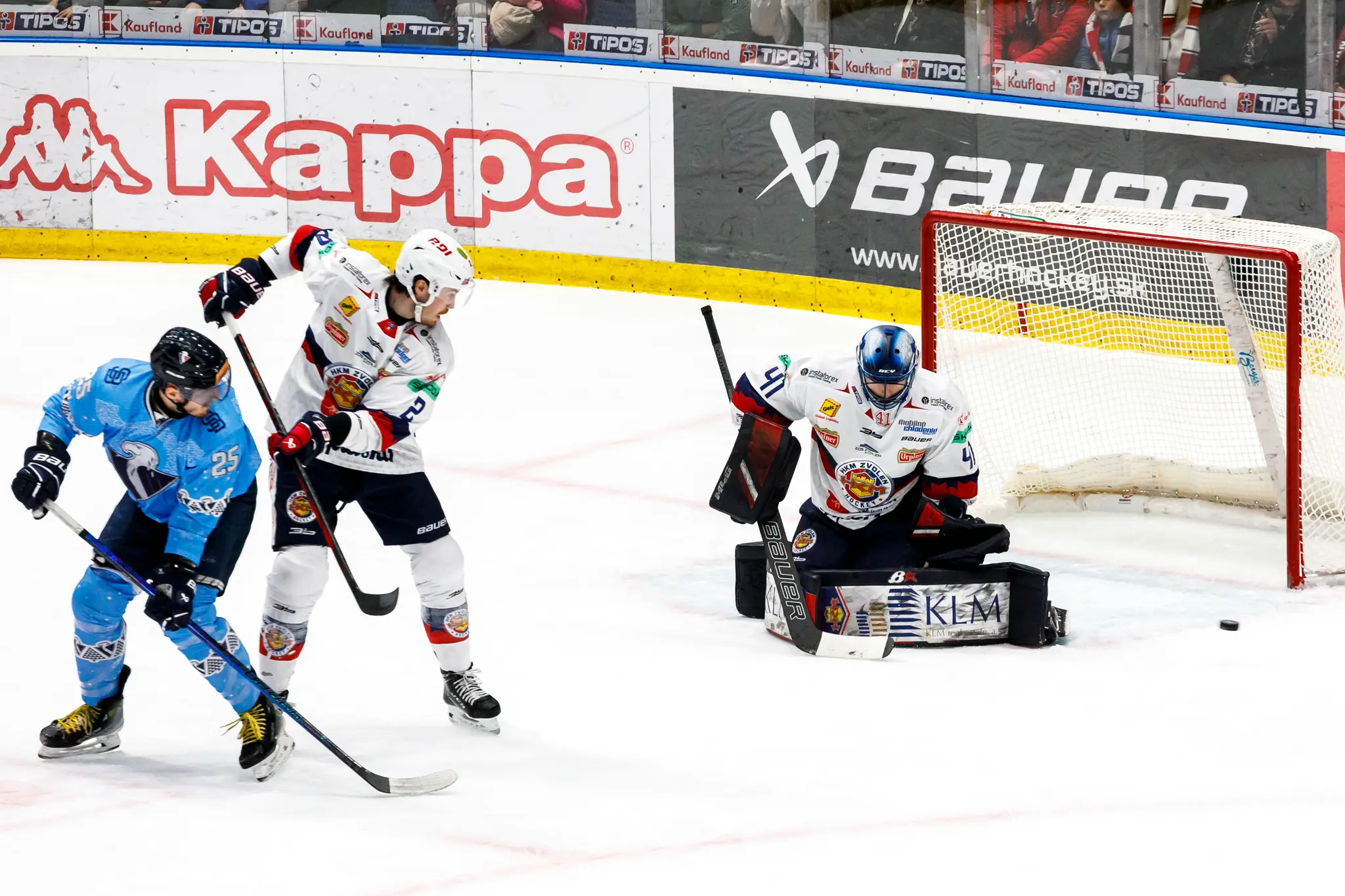 Radovan Puliš (Slovan), Carter Robertson (Zvolen) a Pavel Kantor (Zvolen) počas zápasu 31. kola hokejovej Tipos extraligy