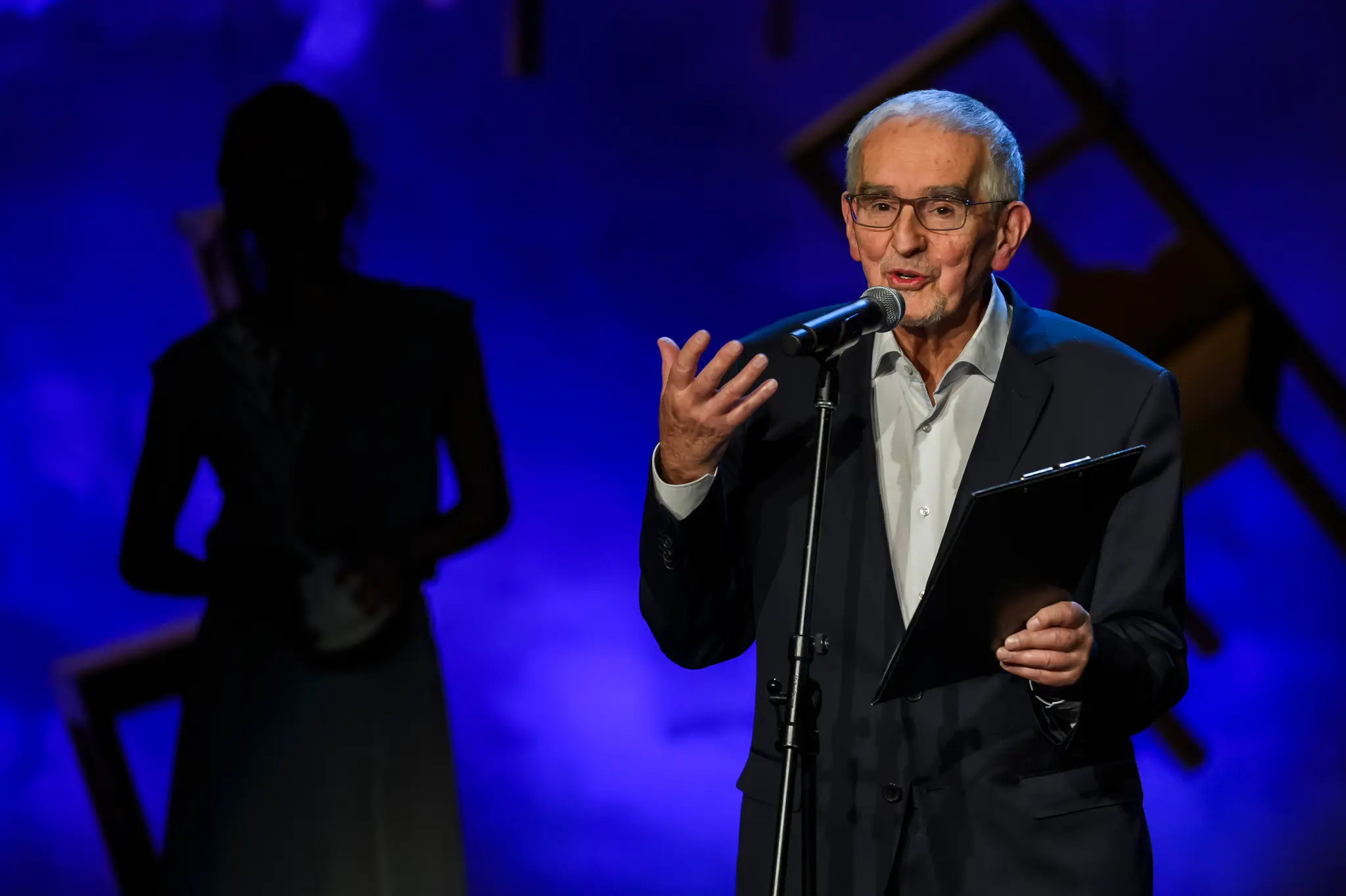 Laureát Bielej vrany za celoživotný prínos Martin Bútora počas galavečera ocenenia Biela vrana 2023