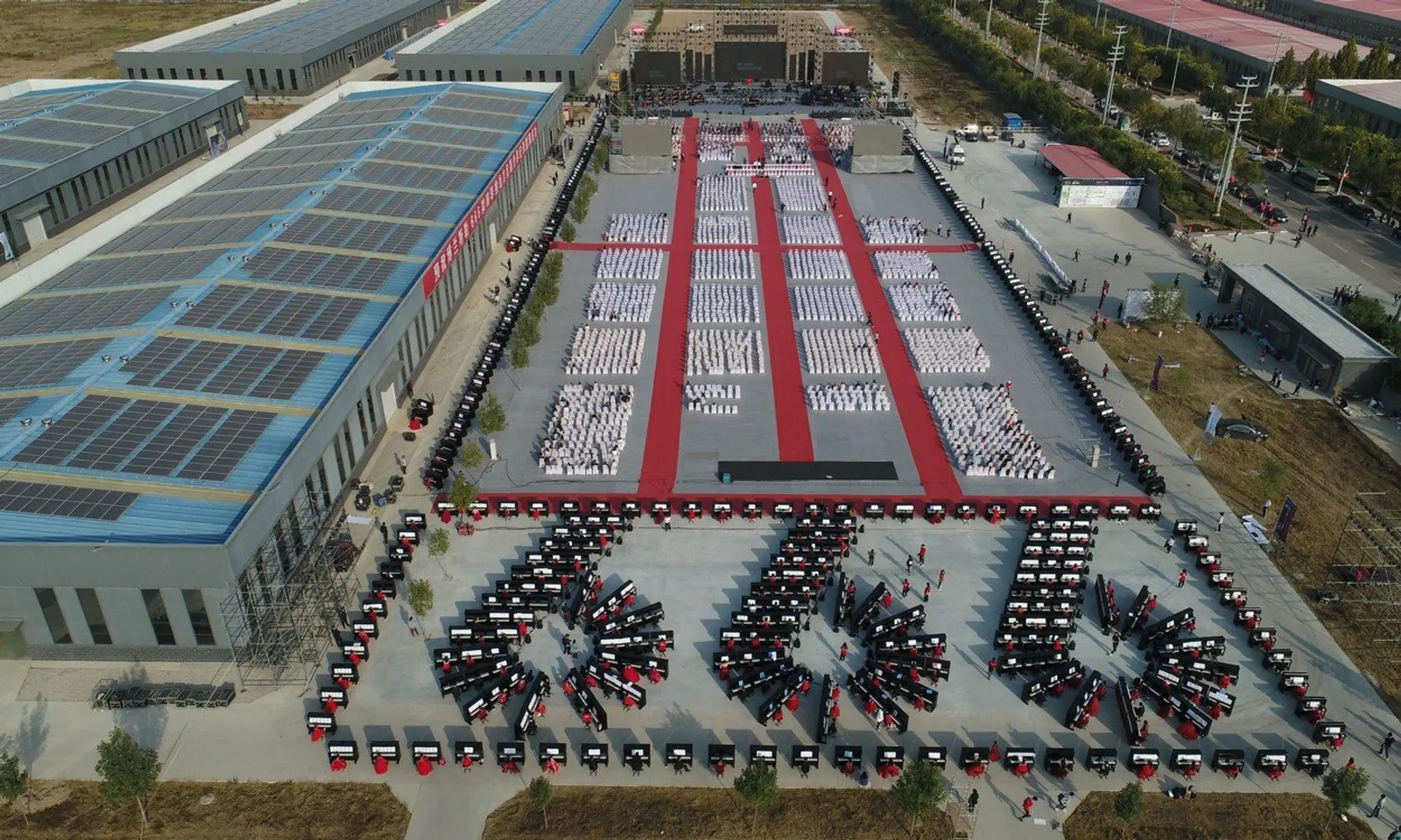 Pohľad na 666 pianistov.