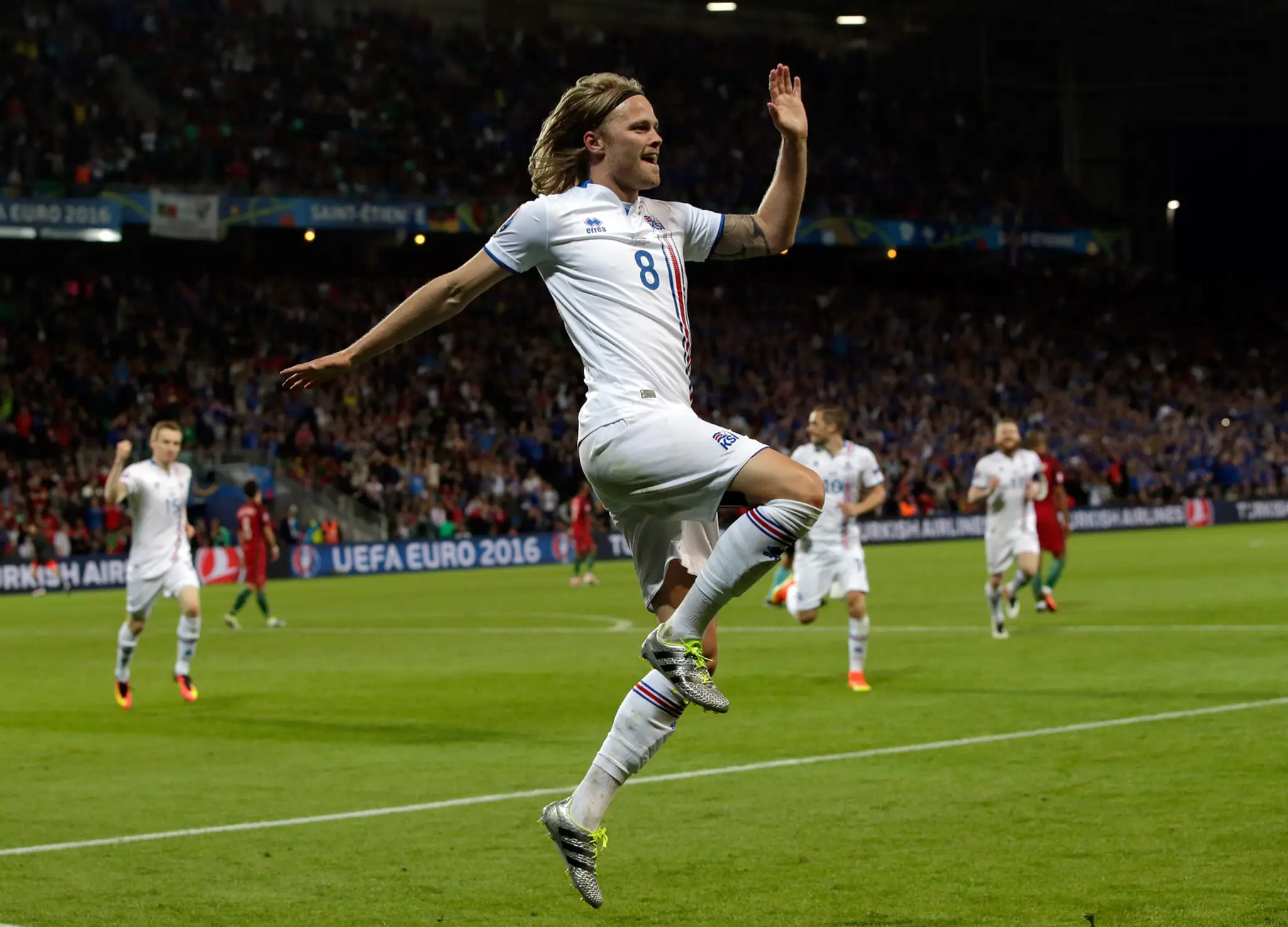 Birkir Bjarnason je prvým strelcom Islandu v rámci celej histórie, ktorý skóroval na ME. Podarilo sa mu to v dueli proti Portuga