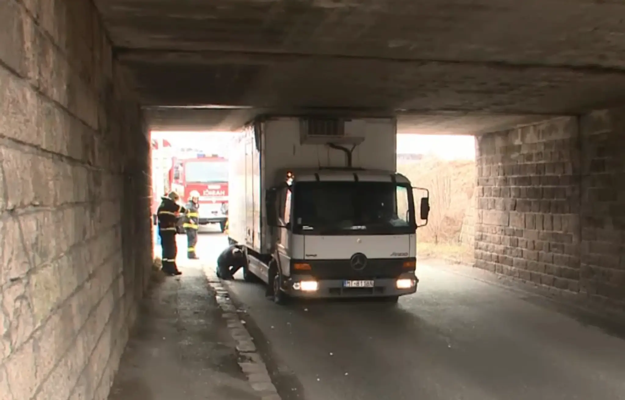 Auto zaseknuté pod mostom
