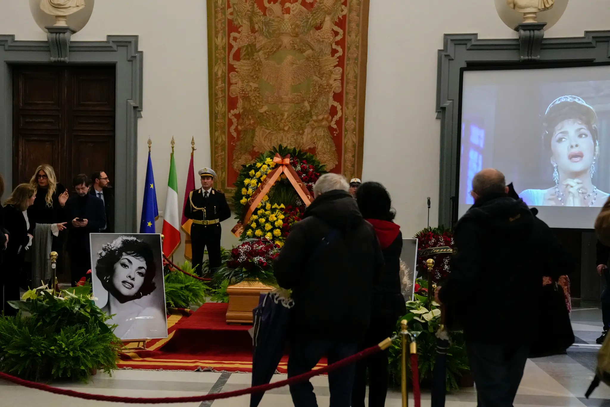 Na snímke ľudia stoja pred truhlou s pozostatkami zosnulej talianskej herečky Giny Lollobrogidy.