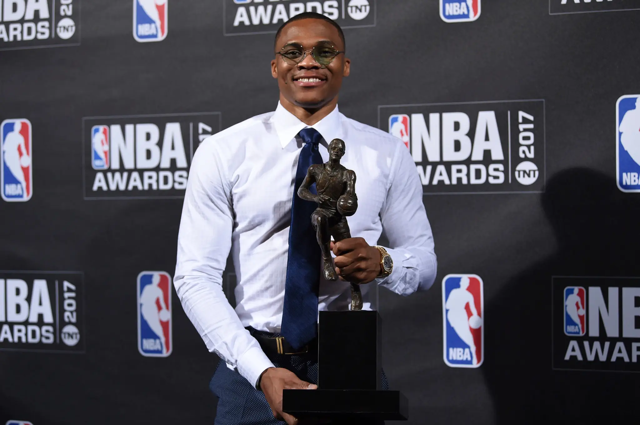 Russel Westbrook s trofejou pre najužitočnejšieho hráča NBA v sezóne 2016/2017.