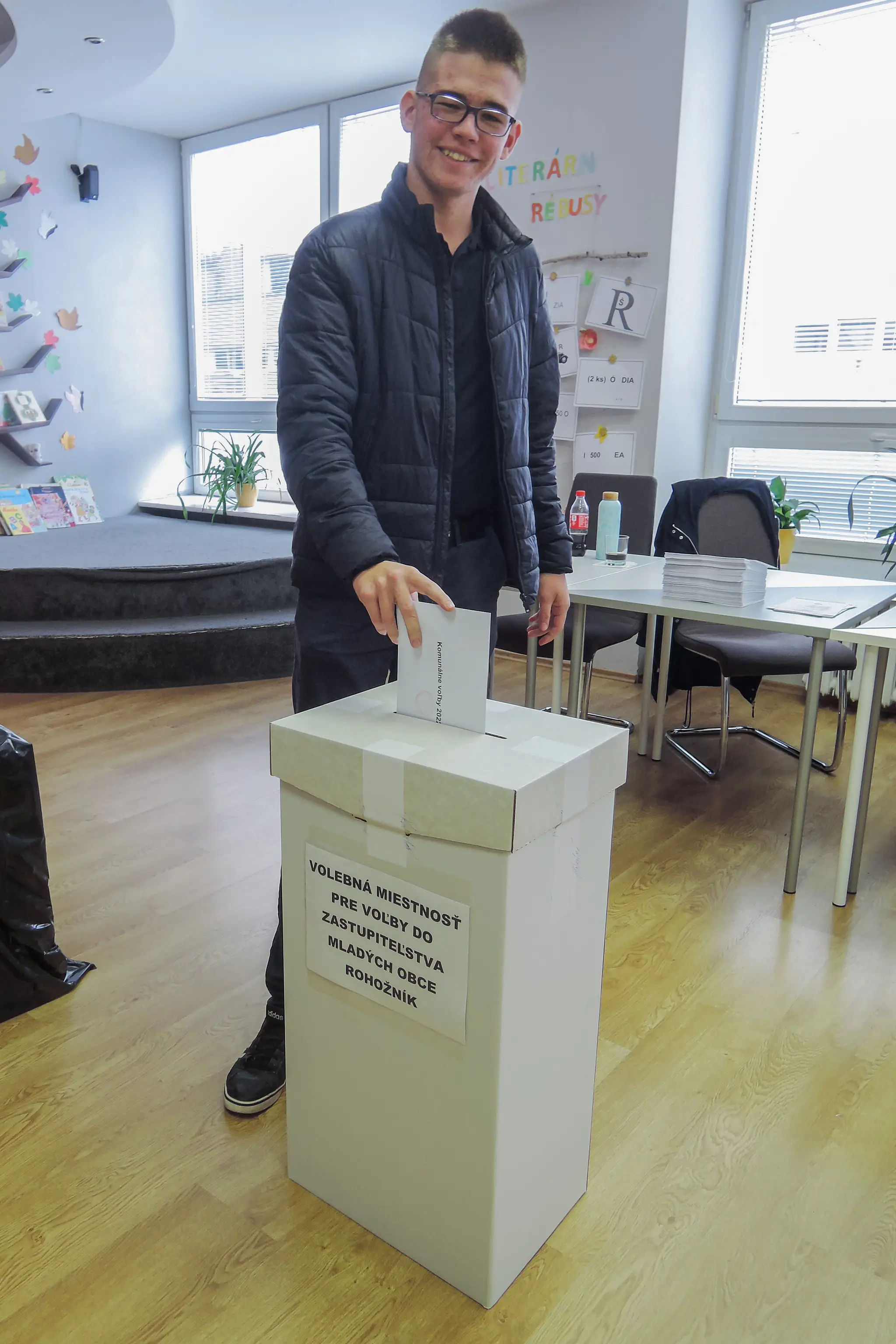 Volič hlasuje za kandidátov do Zastupiteľstva mladých obce Rohožník počas samosprávnych volieb.