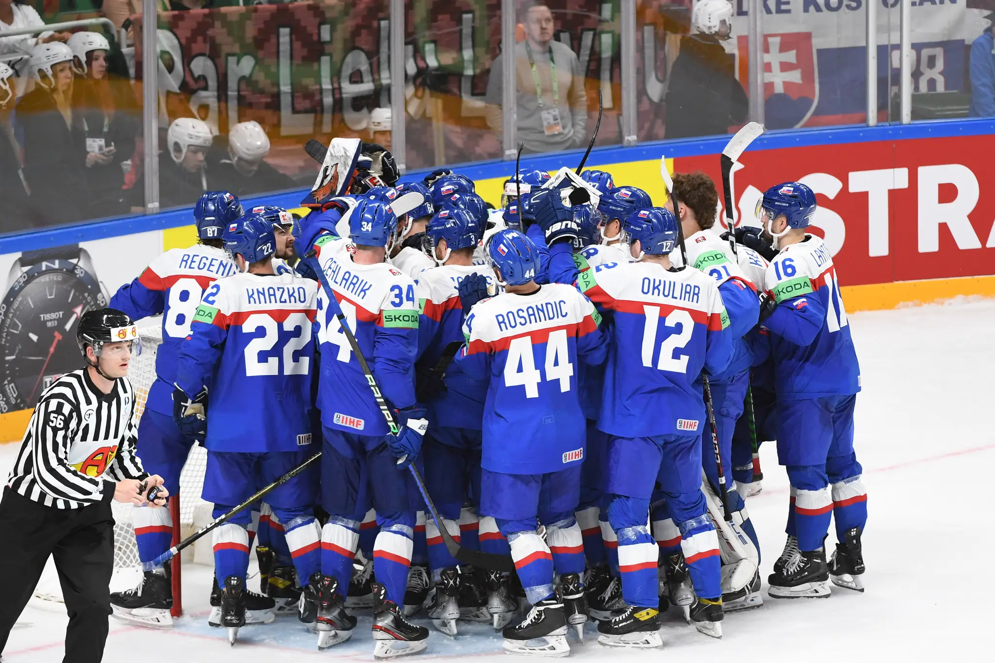 Slovenskí hokejisti po víťazstve nad Lotyšskom.