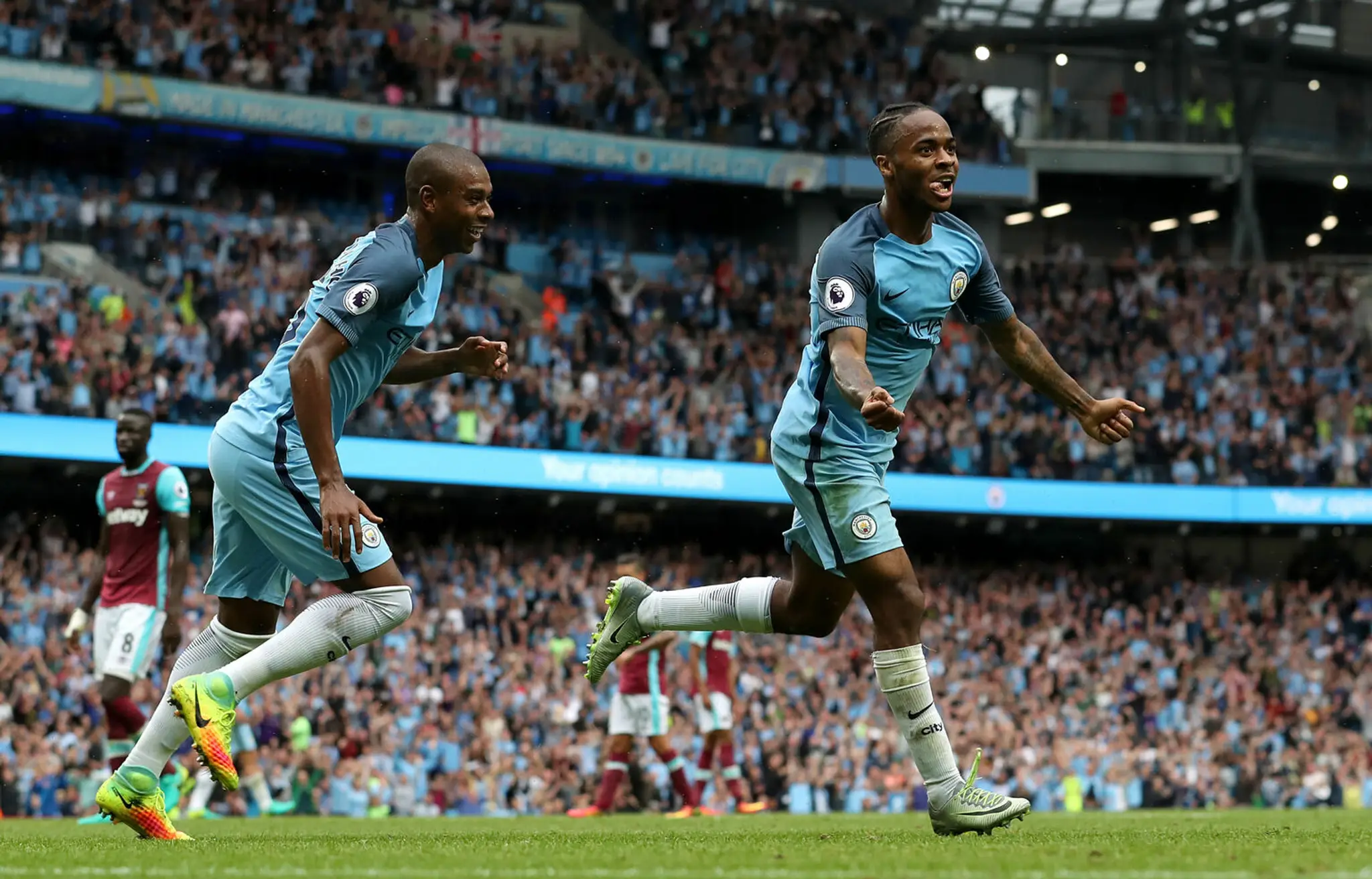 Raheem Sterling (napravo) z Manchestru City oslavuje gól.