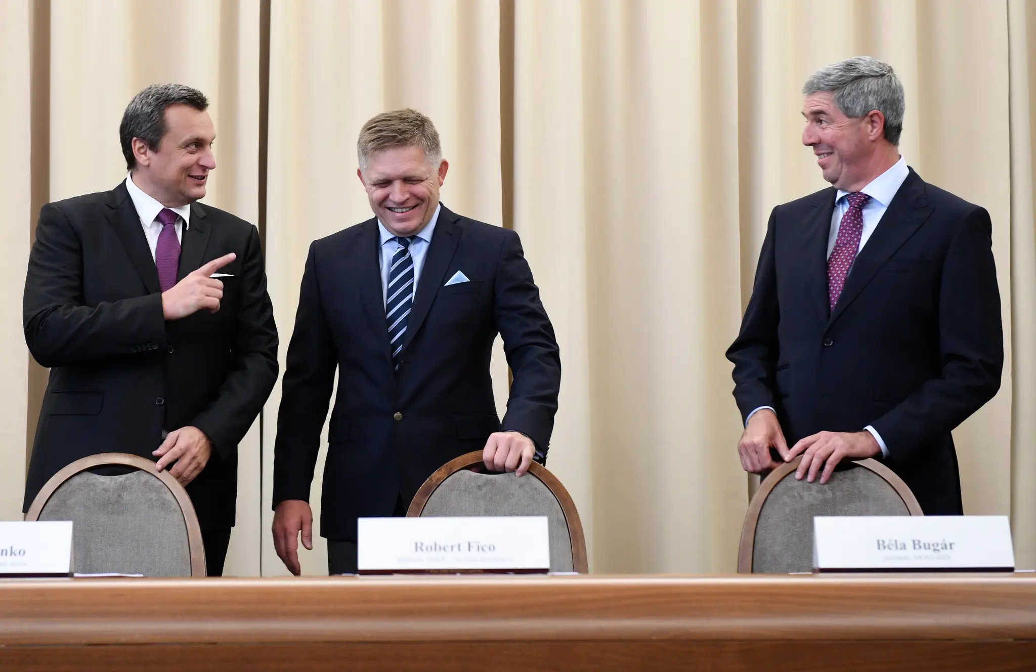 Koaliční lídri Béla Bugár (Most-Híd), Robert Fico (Smer-SD) a Andrej Danko (SNS) podpísali dodatok ku koaličnej zmluve. Ukončili tým koaličnú krízu v roku 2017.