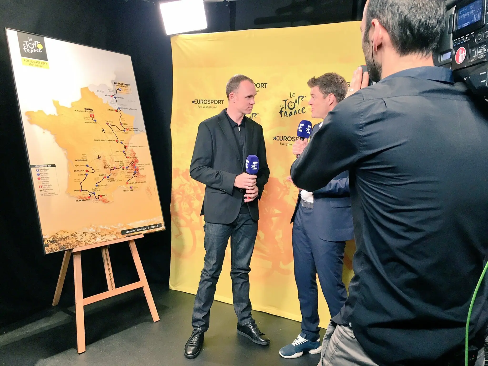 Chris Froome odpovedá na otázky reportéra.