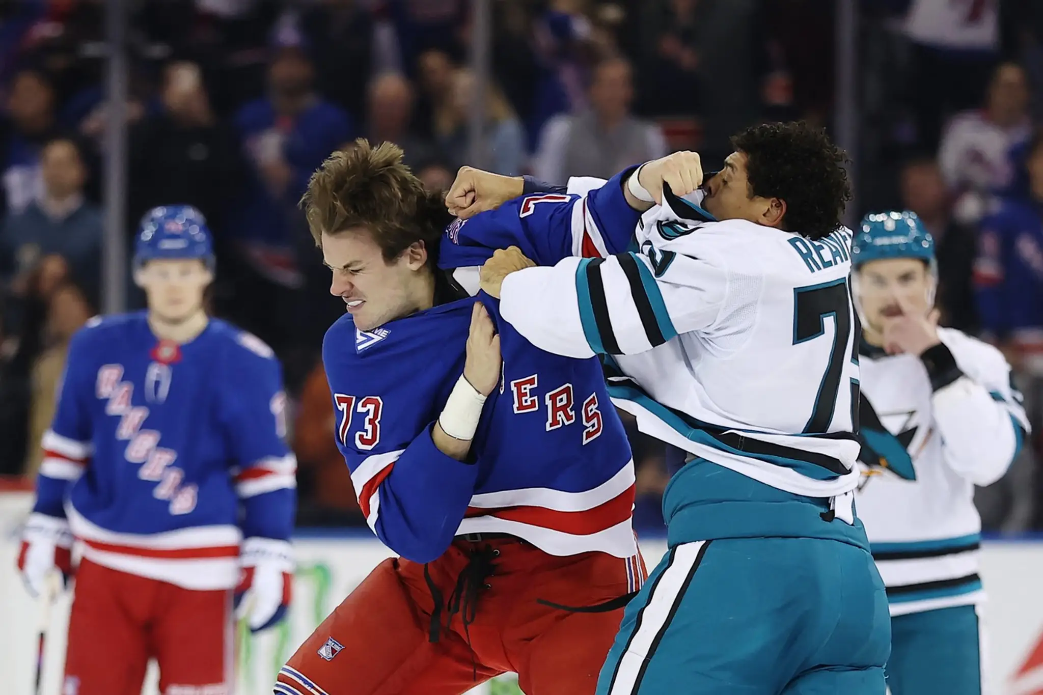 Matt Rempe a Ryan Reaves zhodili rukavice.