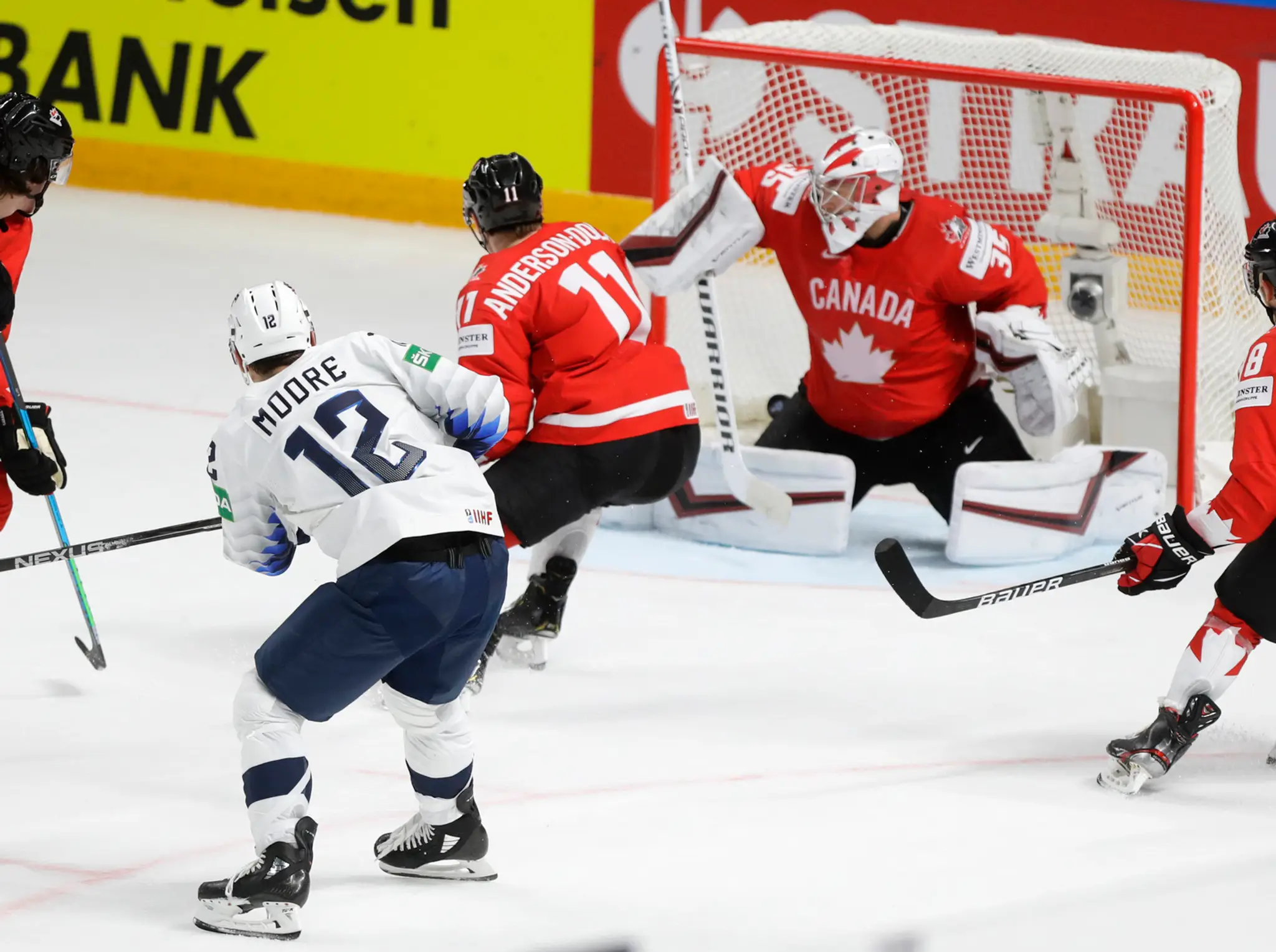 Trevor Moore (USA) strieľa gól proti Kanade.