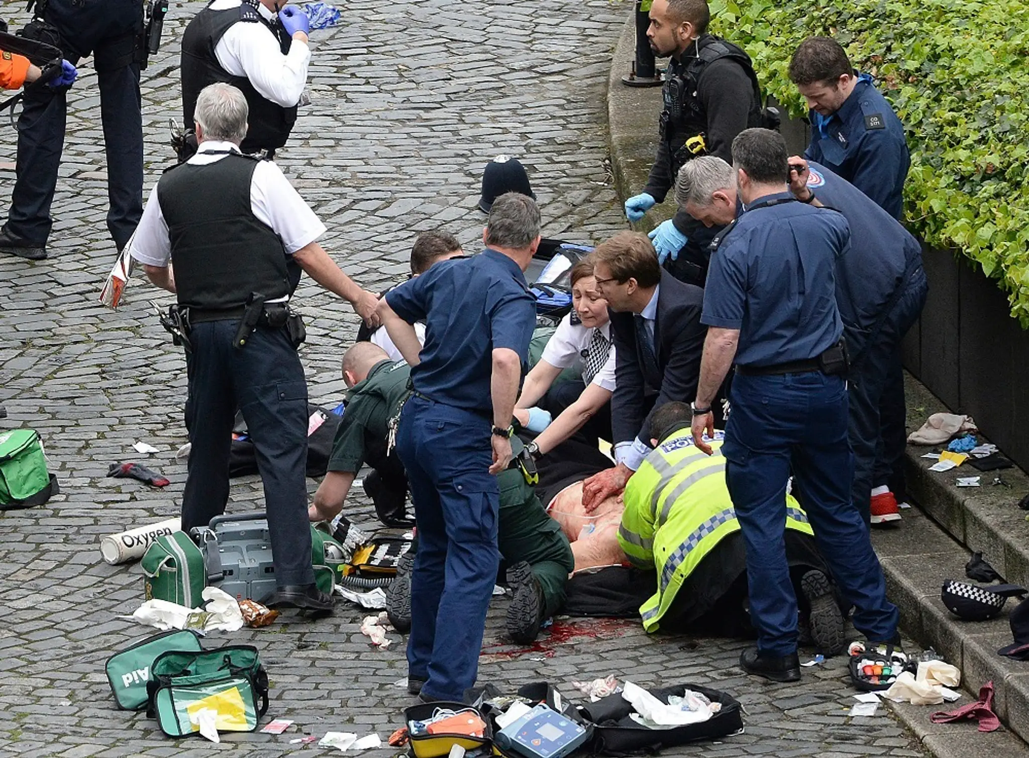 Policajta sa snažili zachrániť.