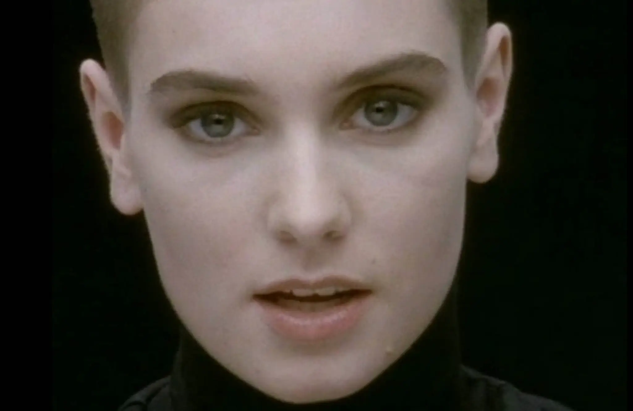 Sinead O'Connor vo videoklipe Nothing Compares 2 U