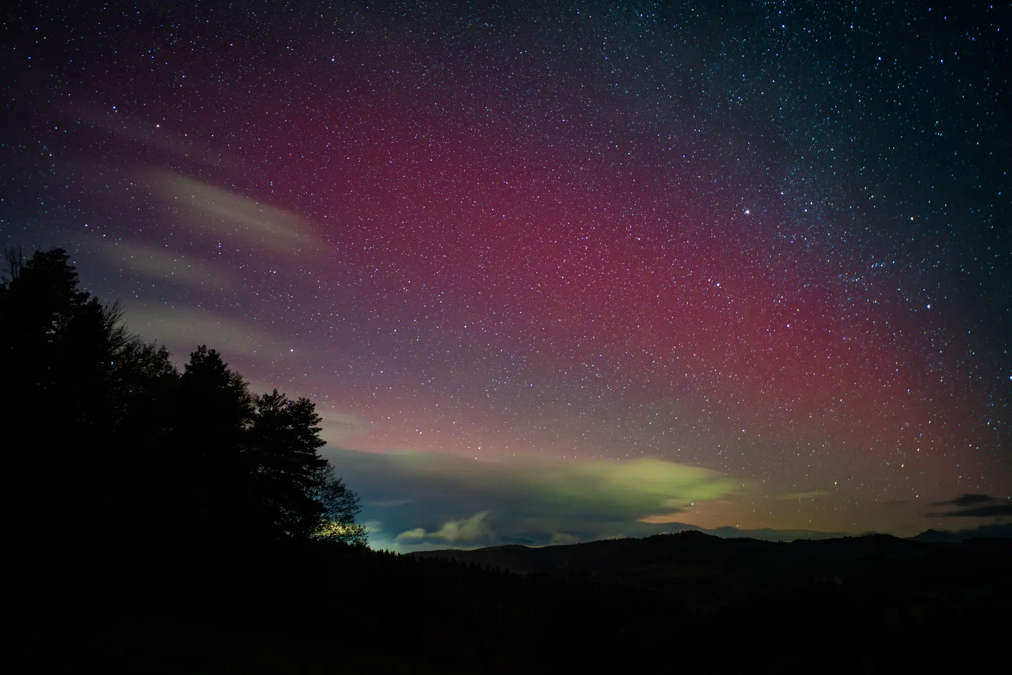 Polárna žiara nad obcou Poniky. Odfotené 5. 11. 2023 o 20:00 hod.