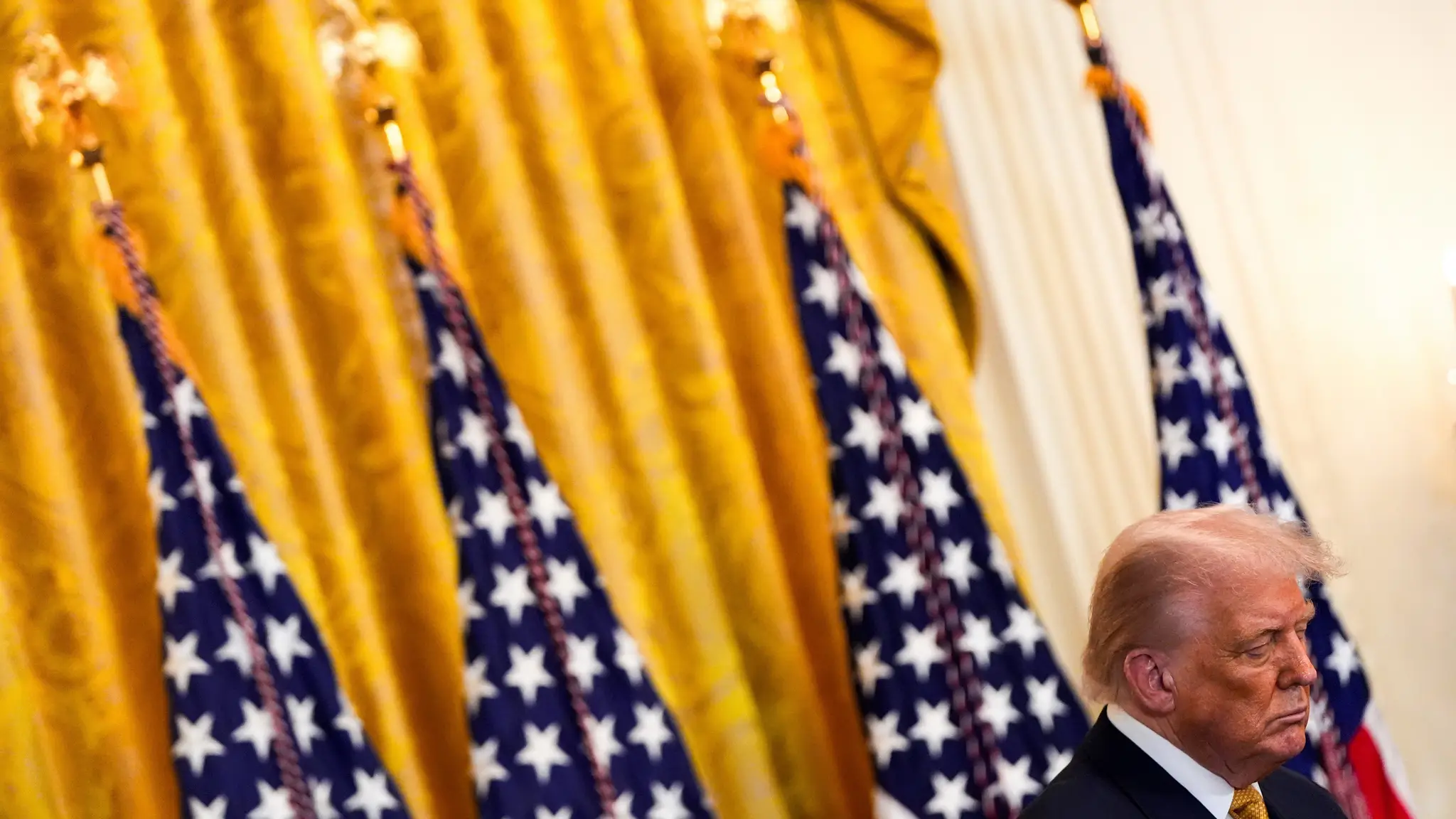 Americký prezident Donald Trump sa modlí počas recepcie pre členov Republikánskej strany v Kongrese v Bielom dome.