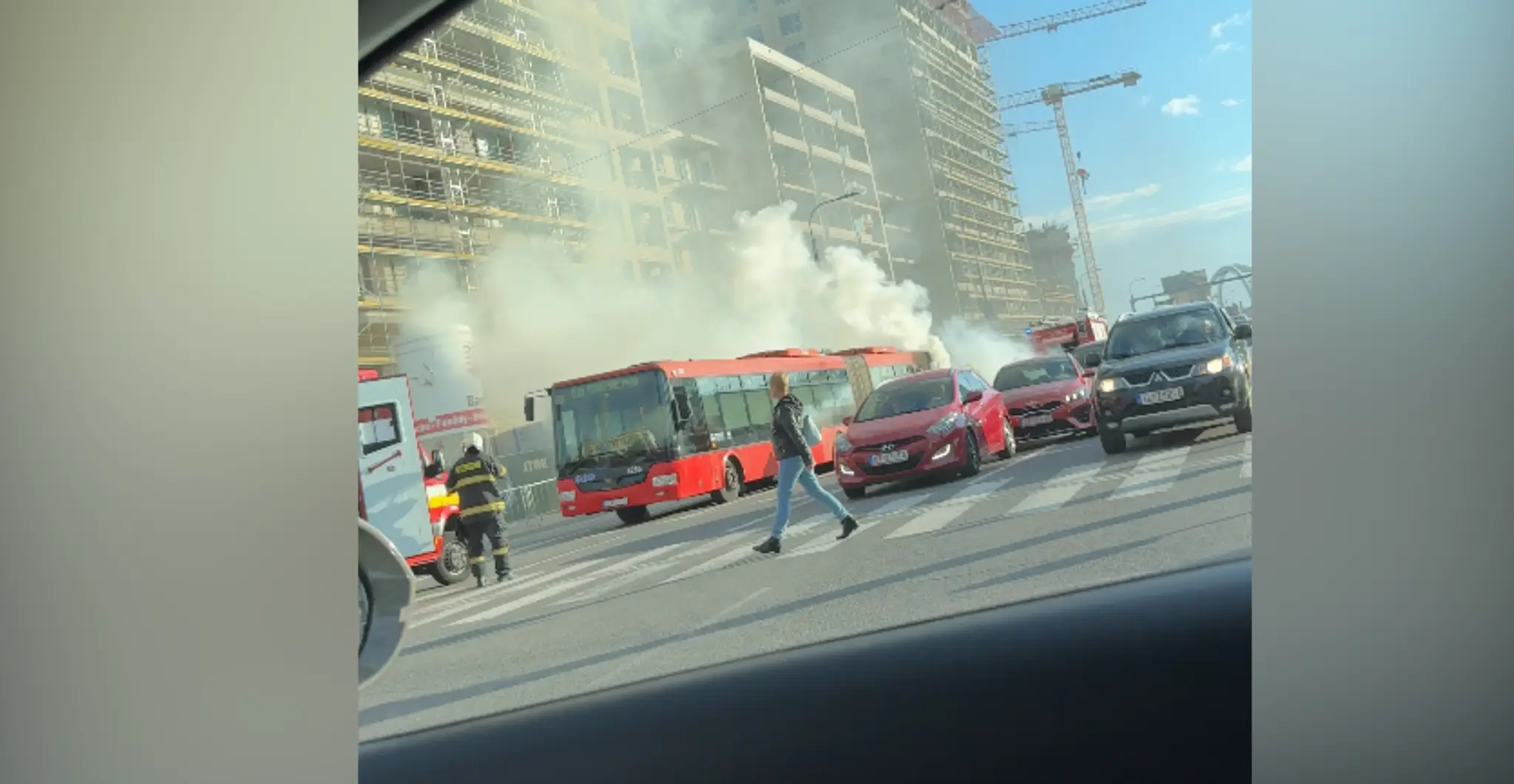 VIDEO: Na frekventovanej križovatke v Bratislave horel autobus