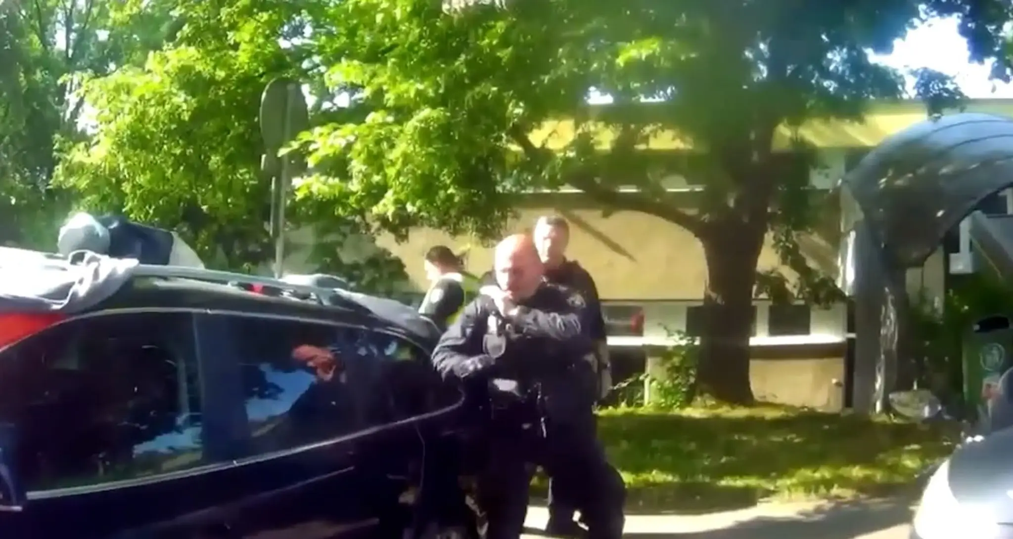 Policajti pri aute.