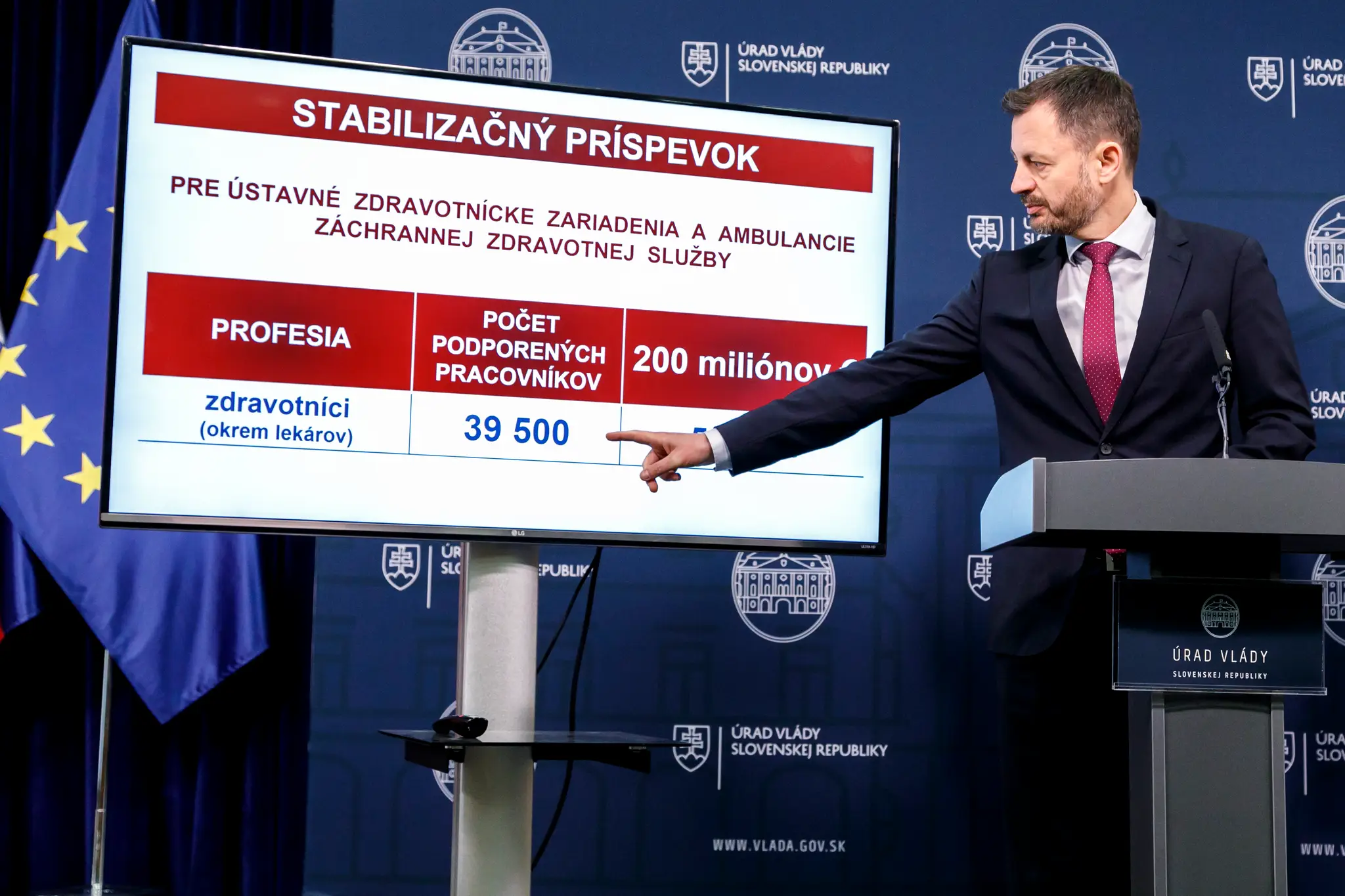 Predseda vlády Eduard Heger počas tlačovej konferencie po rokovaní vlády v Bratislave.