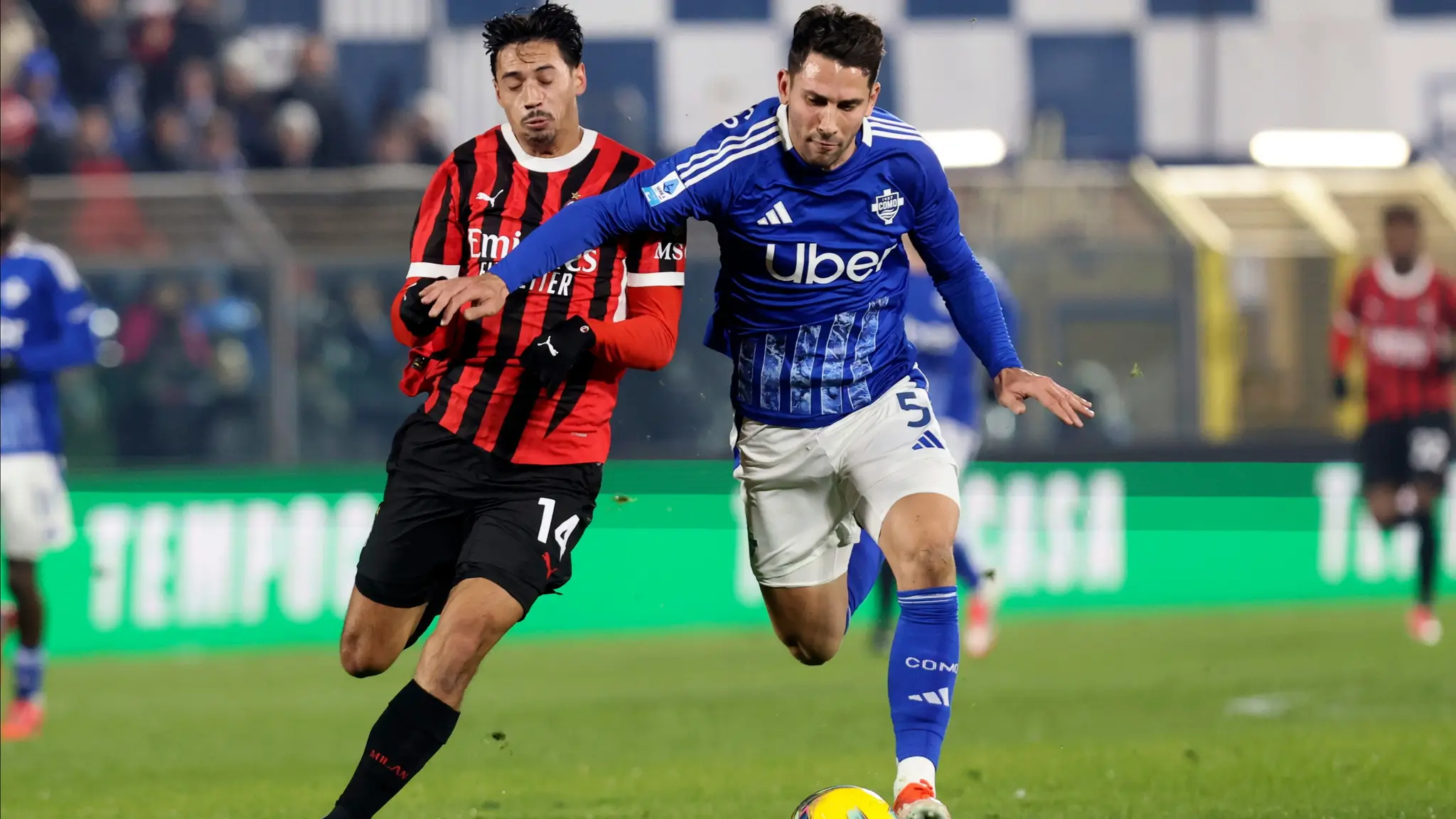 Futbalista Coma Edoardo Goldaniga (vpravo) a hráč AC Milano Tijjani Reijnders (cropped)