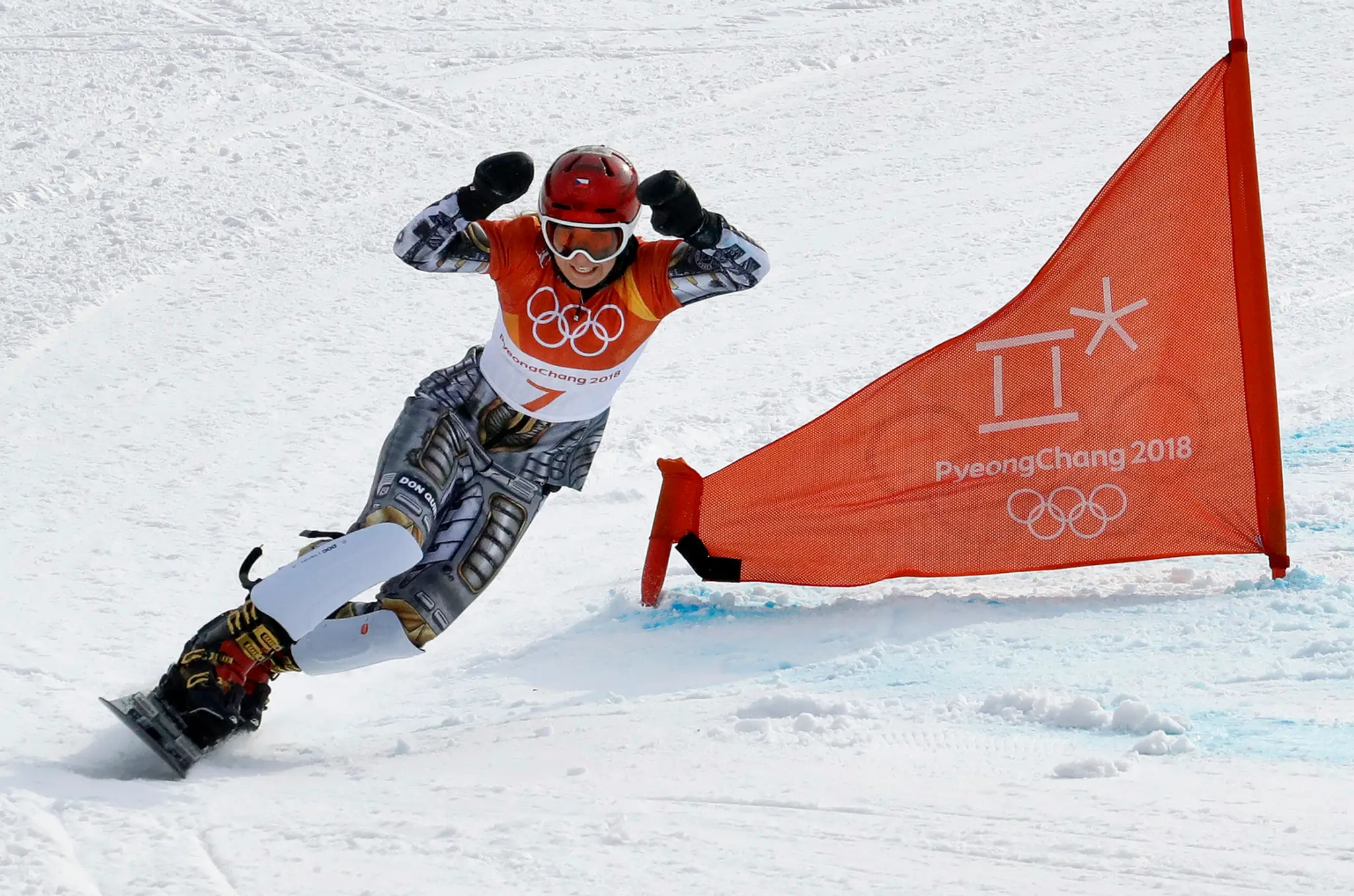 Česká snoubordistka Ester Ledecká sa teší zo zlata v paralelnom obrovskom slalome na ZOH 2018.