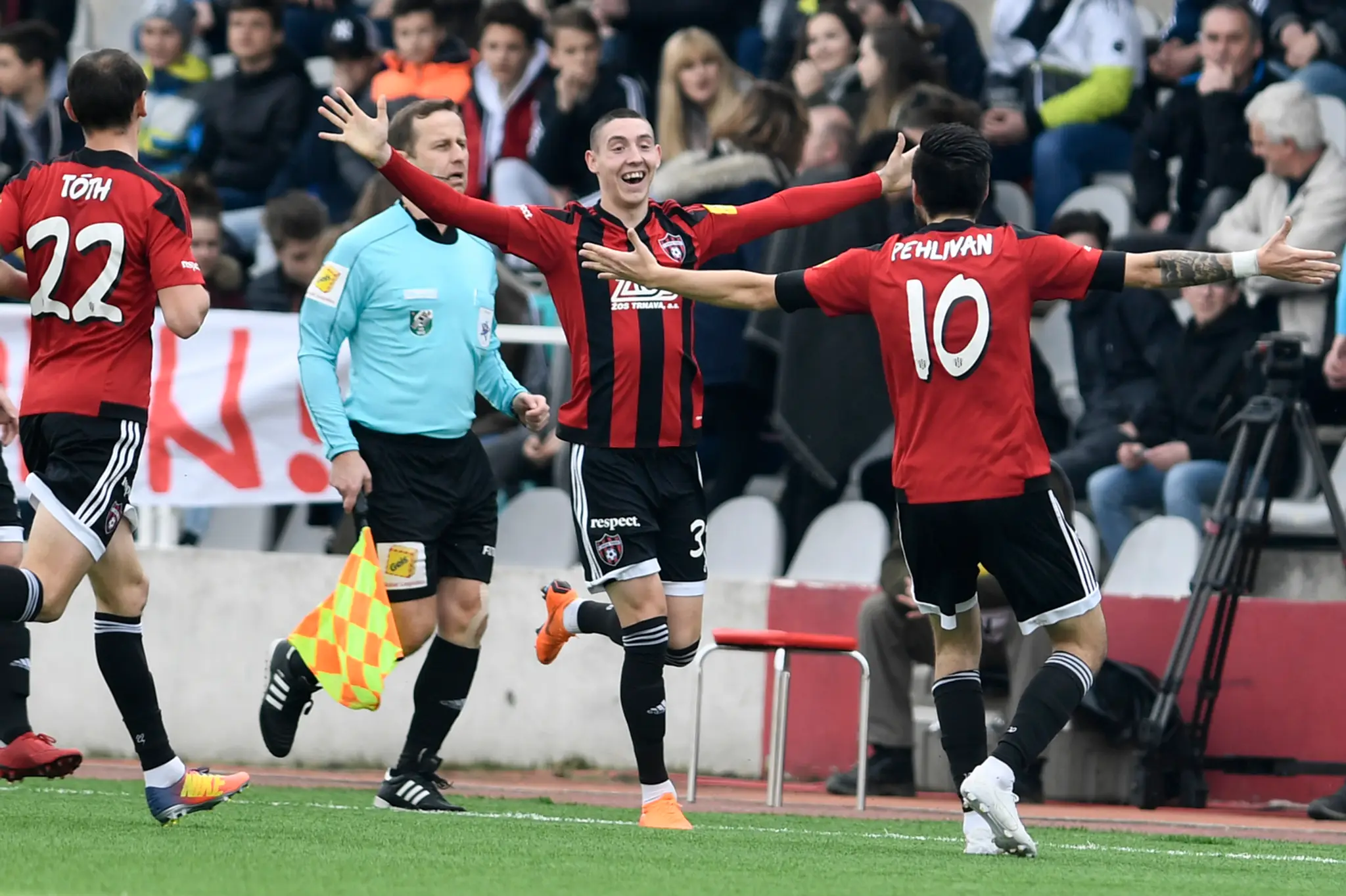 Na snímke uprostred  Erik Jirka (Trnava ) oslavuje gól v zápase AS Trenčín - Spartak Trnava.