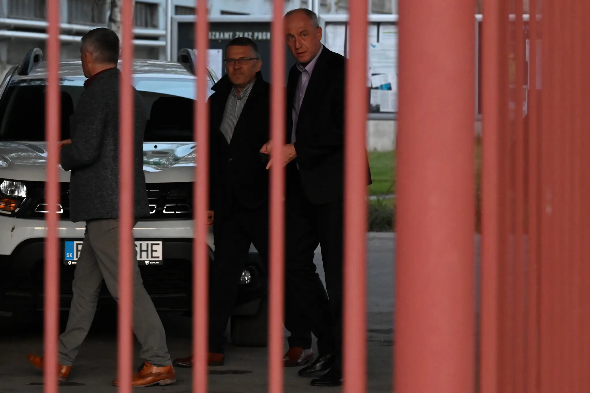 Dočasne poverený minister hospodárstva Karel Hirman prichádza do budovy bane v Novákoch.