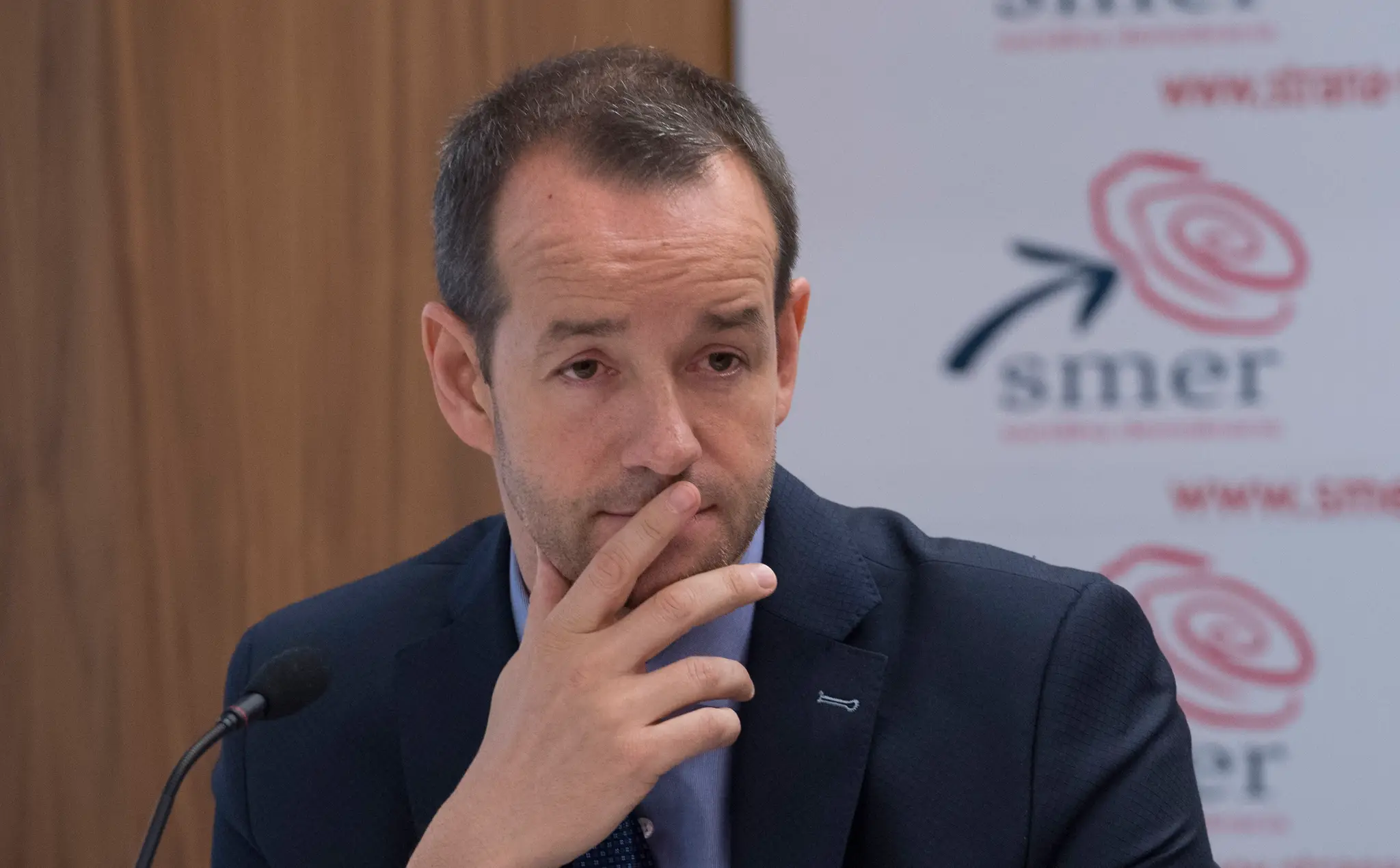 Na snímke člen predsedníctva strany Smer-SD Viktor Stromček počas tlačovej konferencie v Bratislave.