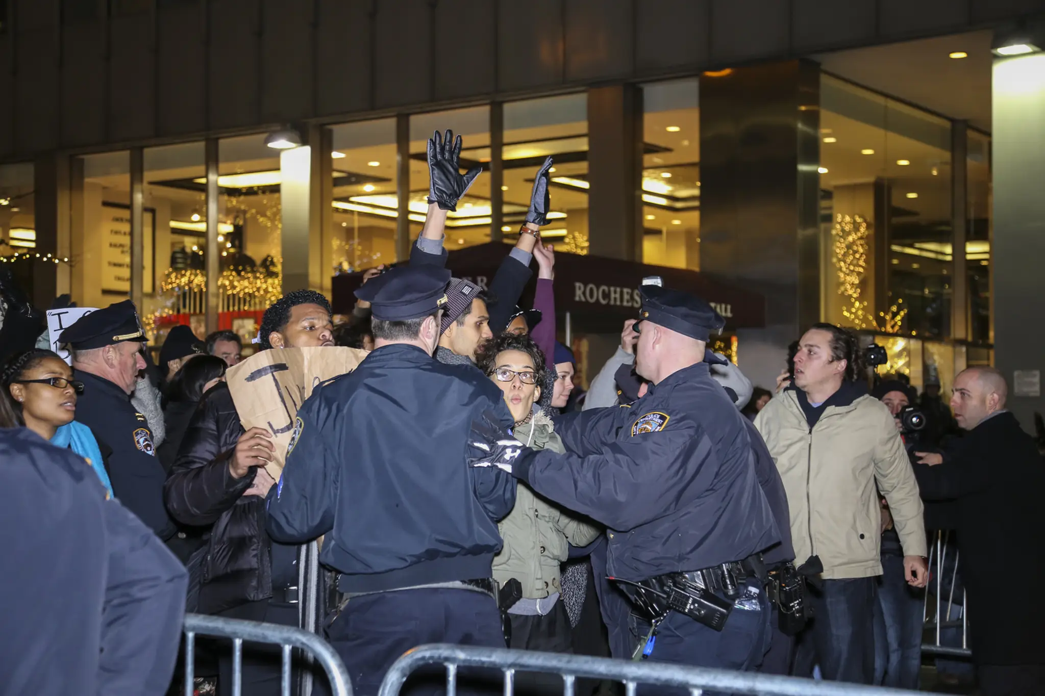 Policajti zasahujú pred sídlom Donalda Trumpa.