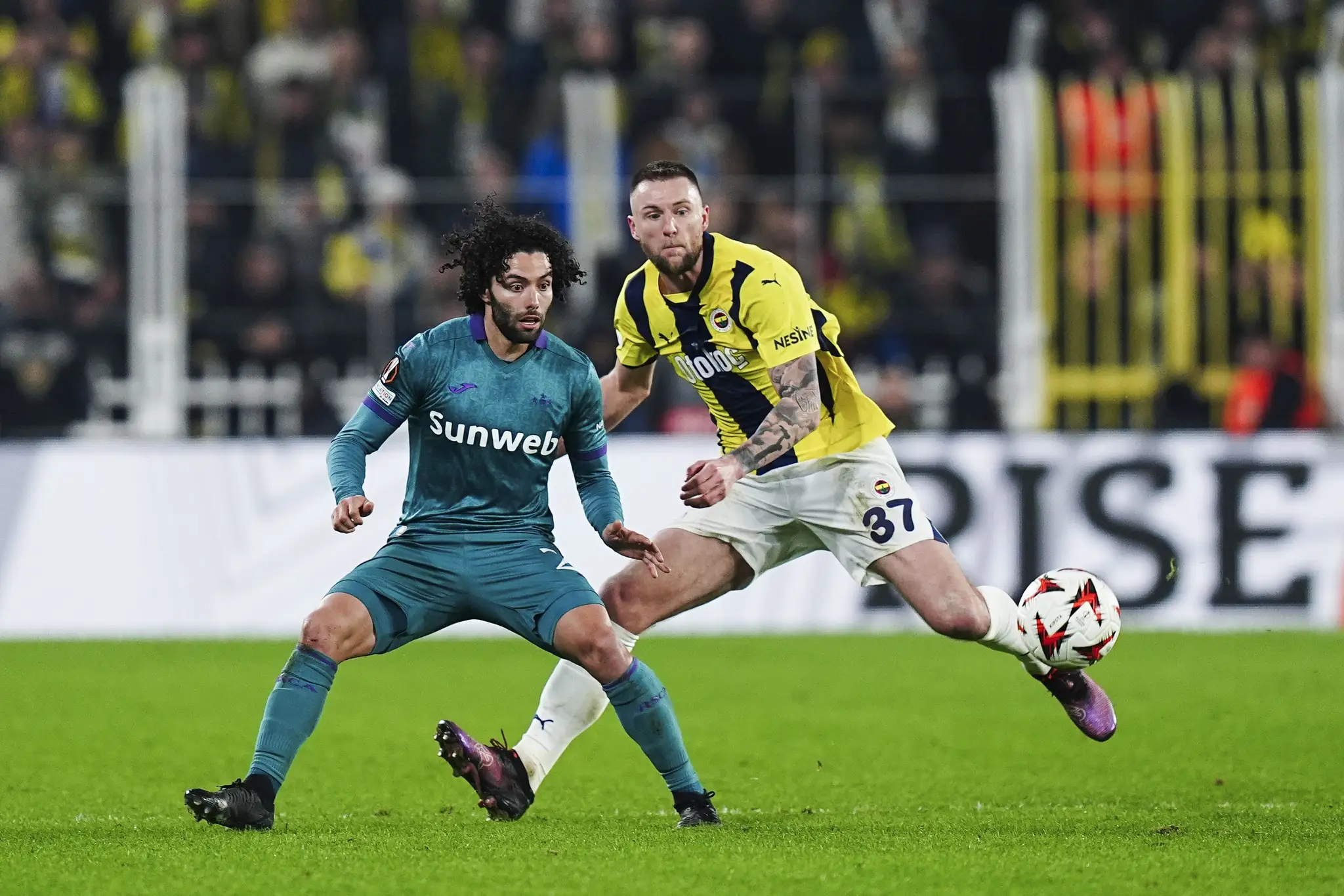 Slovenský futbalista v drese Fenerbahce Milan Škriniar (vpravo) a hráč Anderlechtu César Huerta