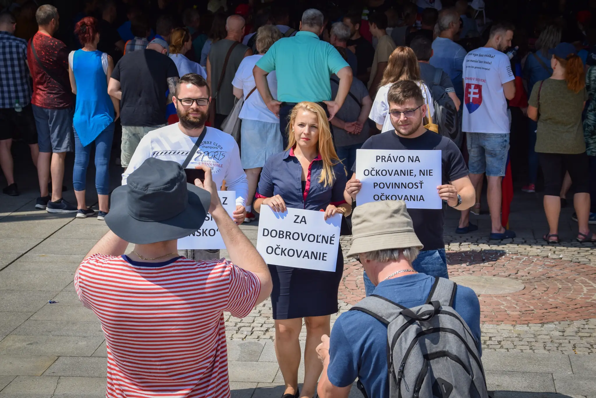 Protestujúci pred NR SR.