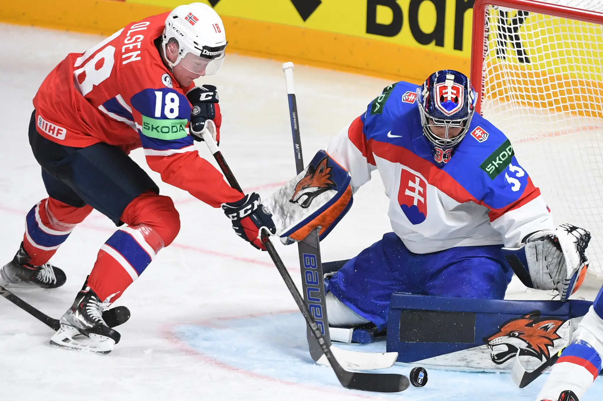 Sprava brankár Stanislav Škorvánek (Slovensko) a Thomas Olsen (Nórsko) v zápase na MS 2023.