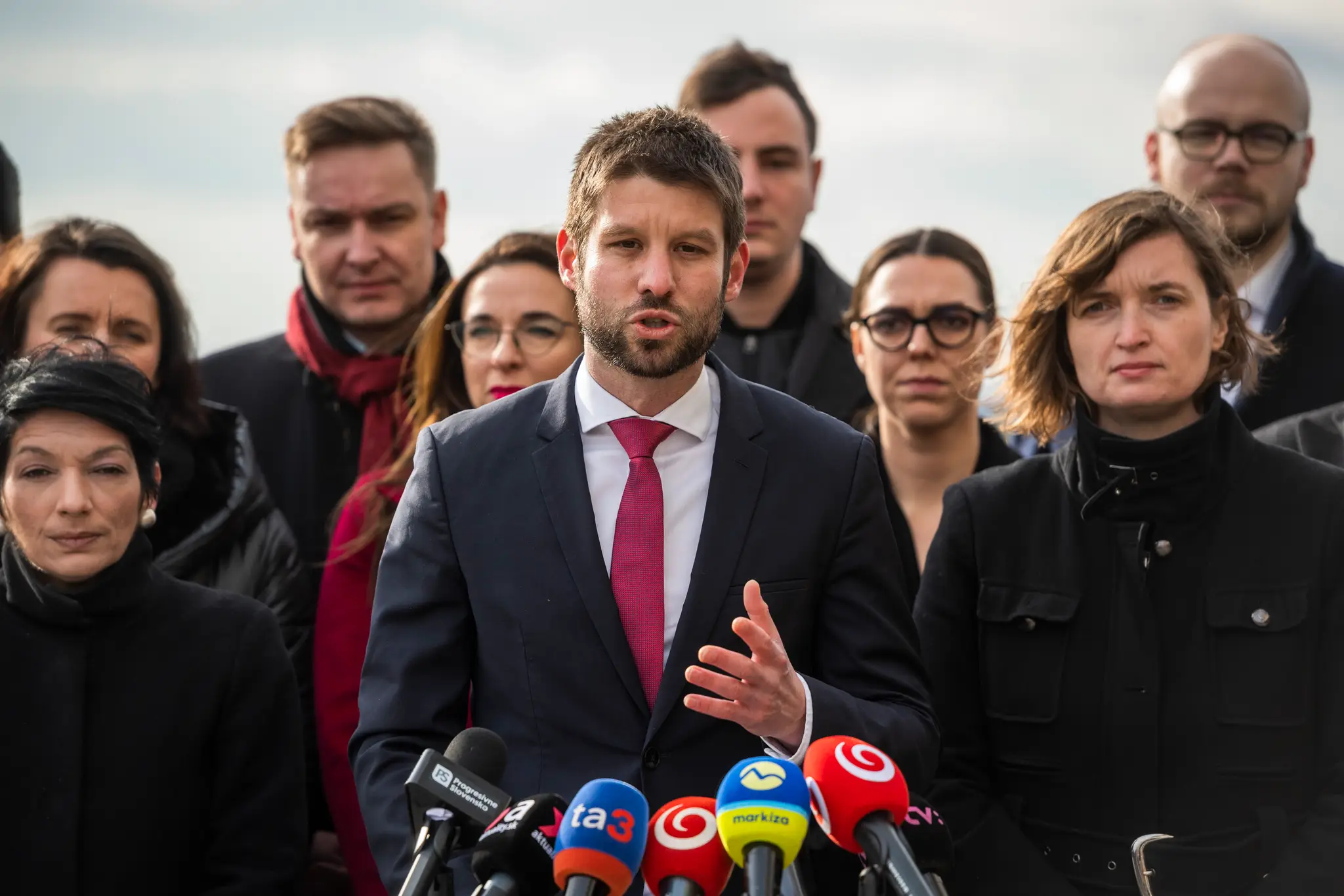 Na snímke uprostred predseda strany Progresívne Slovensko Michal Šimečka