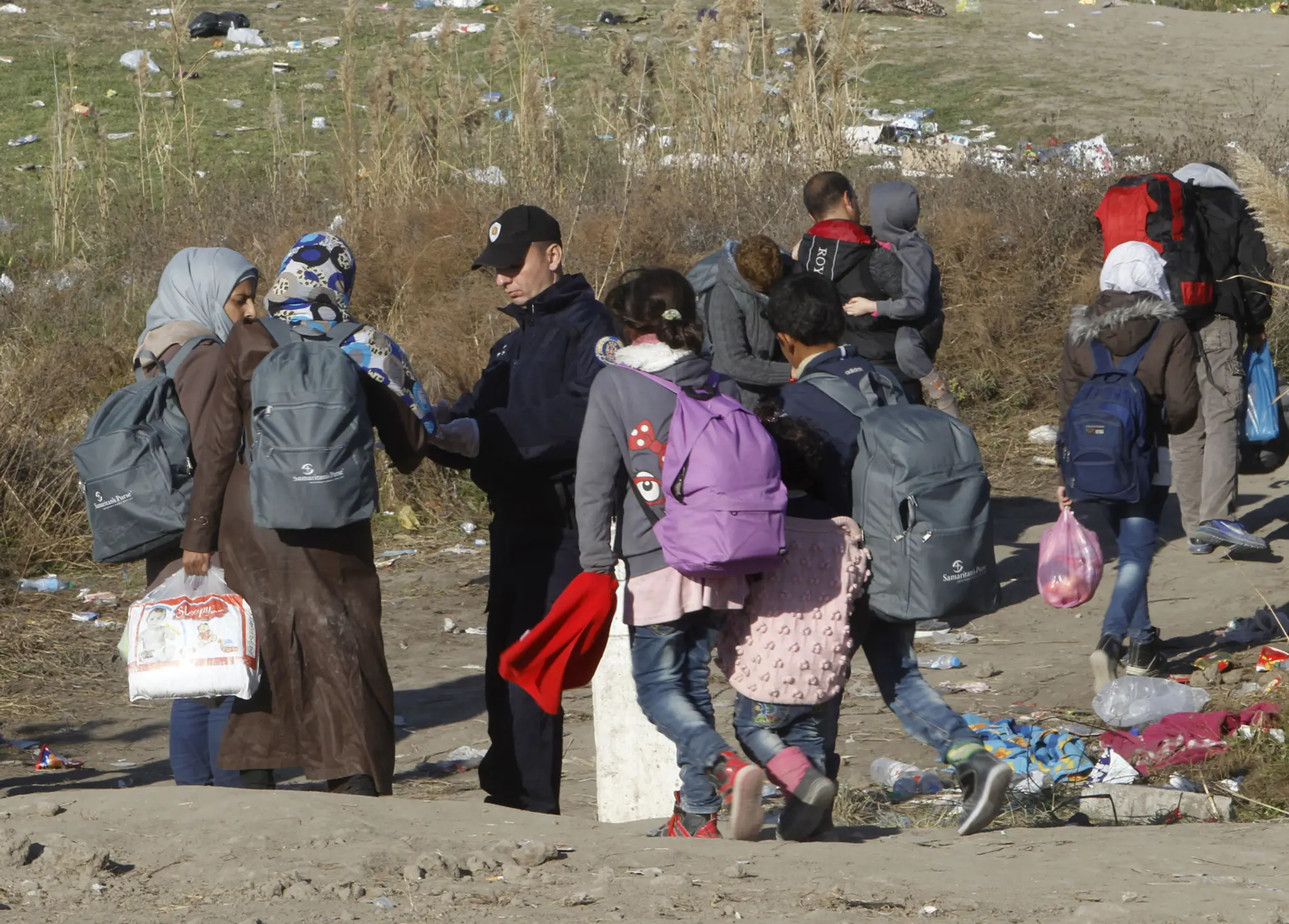 Migranti na macedónskych hraniciach.