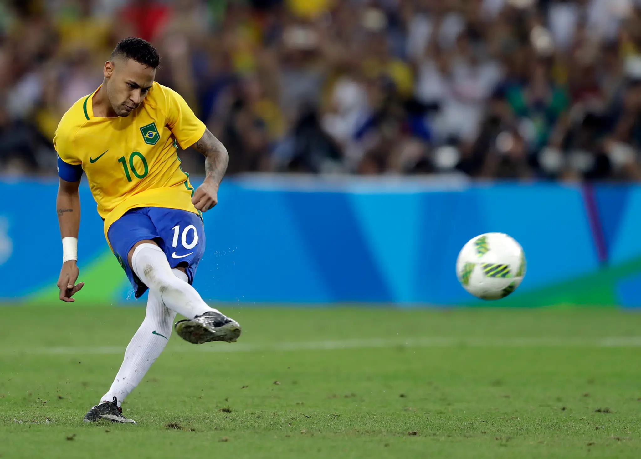 Neymar premieňa rozhodujúcu penaltu vo finále na OH v Rio de Janeiro.