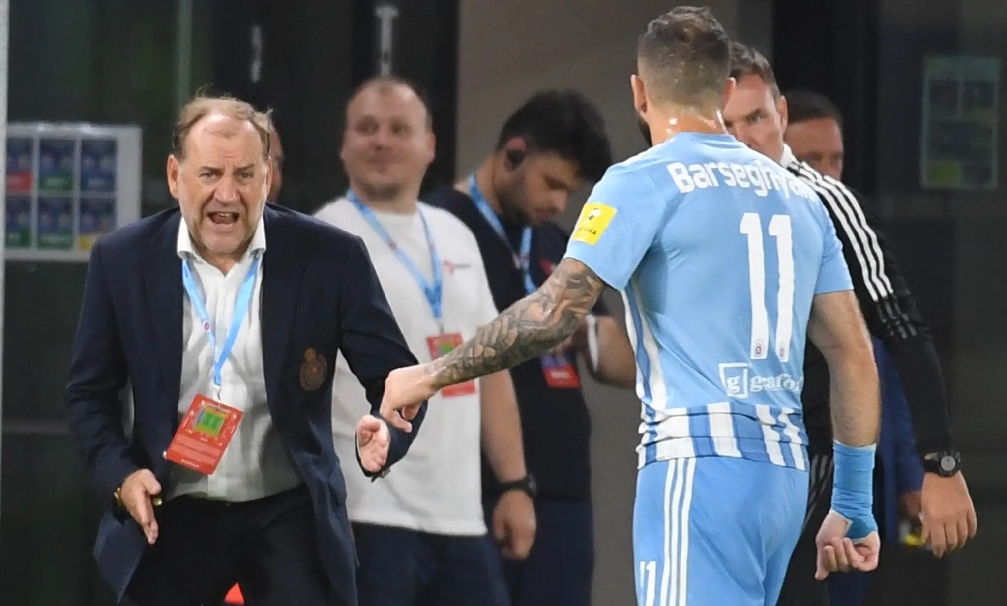 Na snímke tréner Slovana Bratislava Vladimir Weiss st. (vľavo) a hráč Slovana Tigran Barseghyan reagujú počas odvetného zápasu.