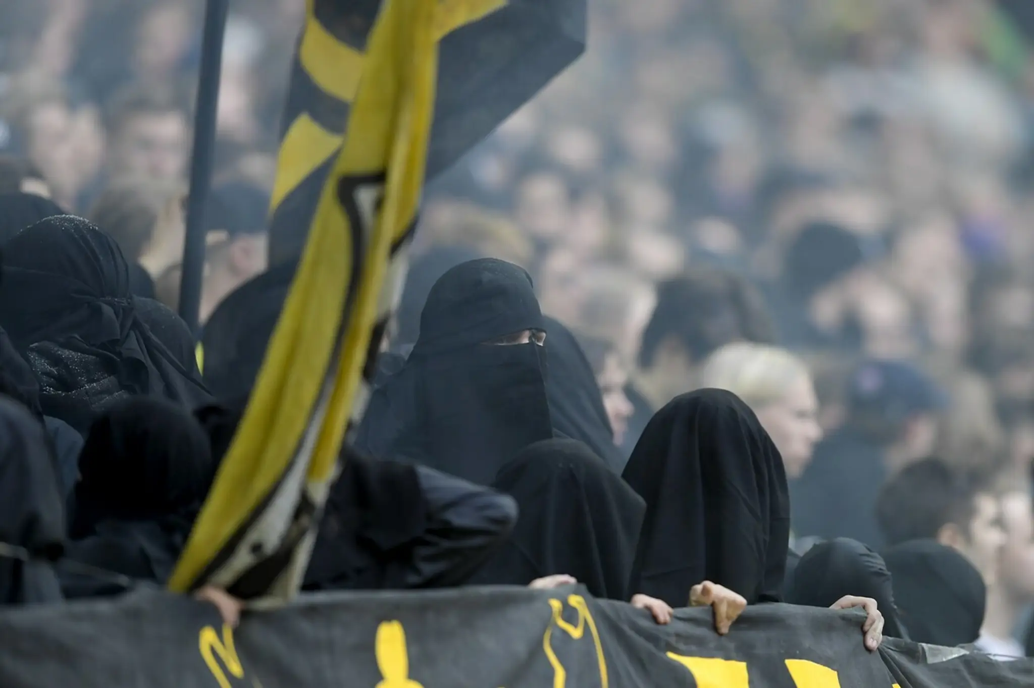 Fanúšikovia AIK Štokholm v nikáboch.