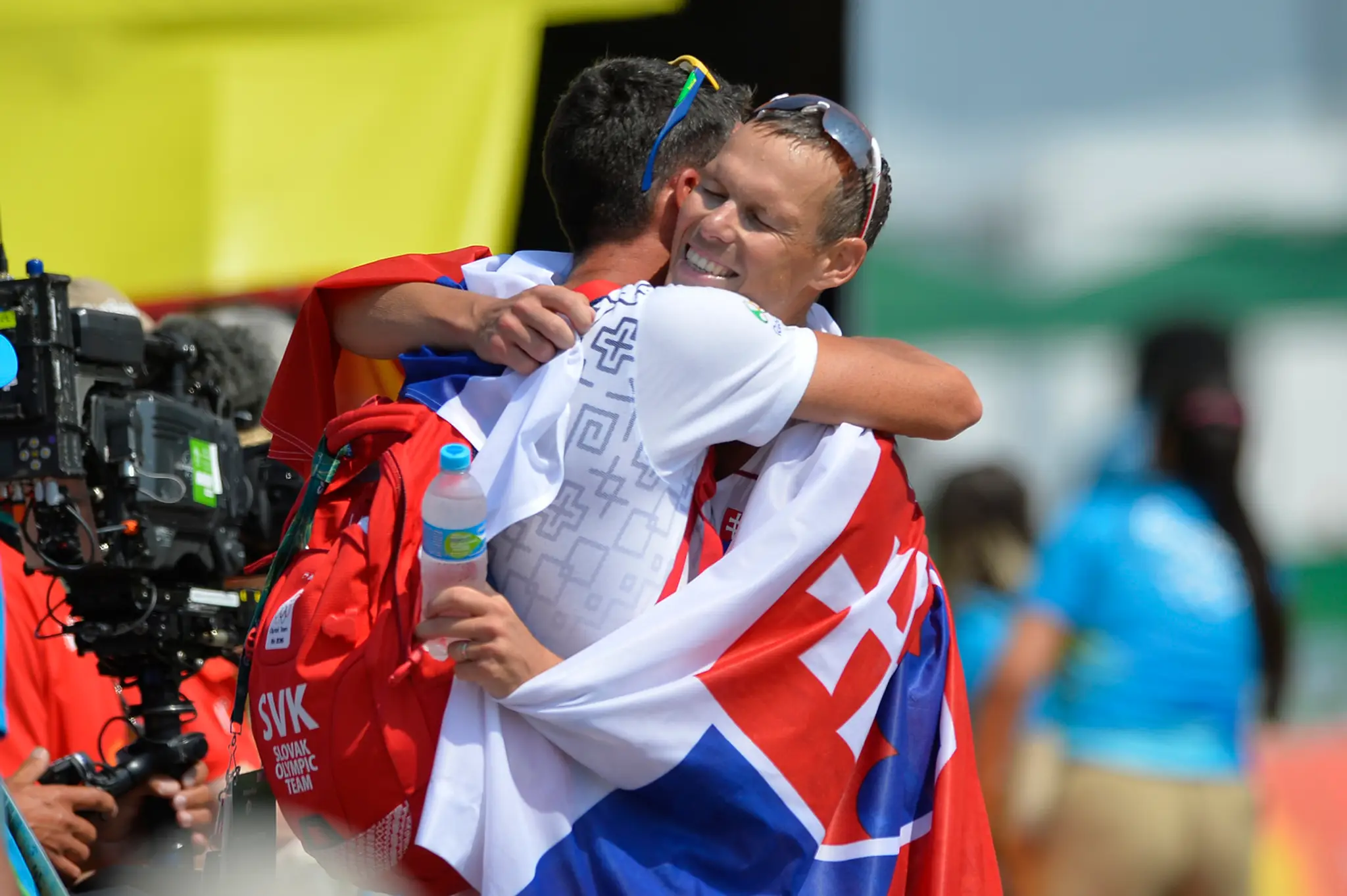 Na snímke slovenský atlét Matej Tóth oslavuje víťazstvo a zisk zlatej olympijskej medaily