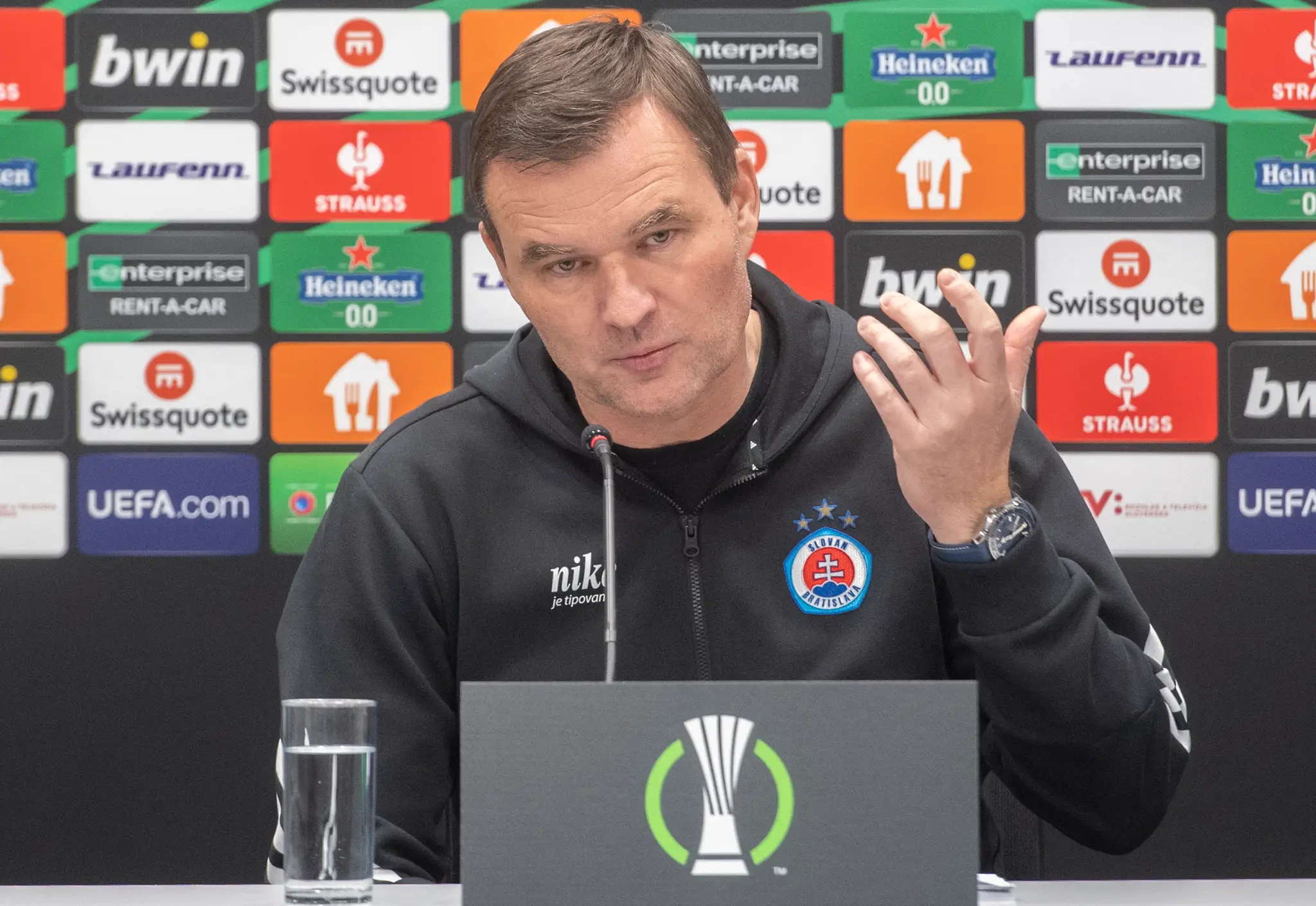 Asistent trénera Slovana Boris Kitka počas tlačovej konferencie pred odvetou osemfinále EKL proti Bazileju.