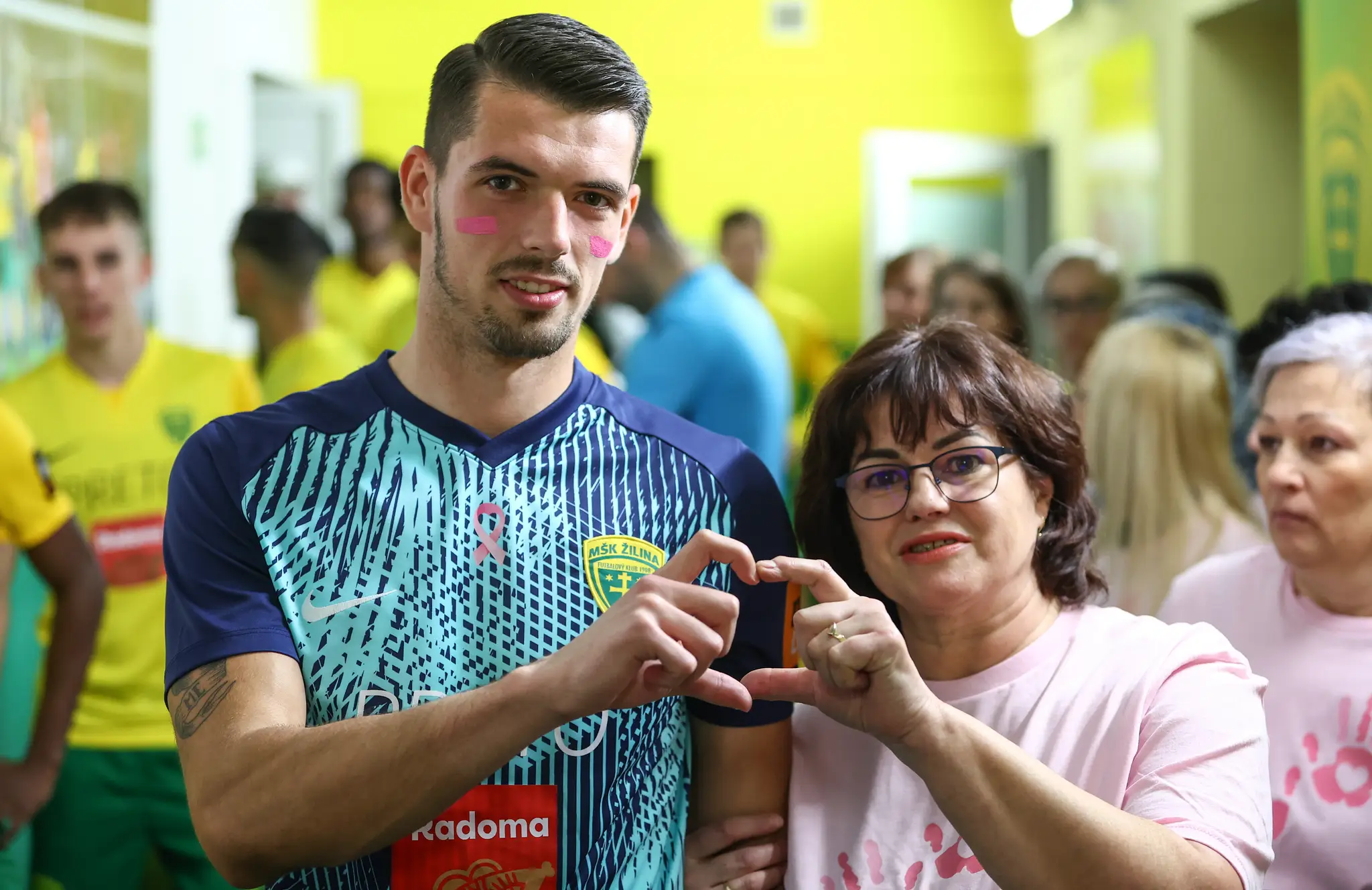 Na snímke vľavo brankár Ľubomír Belko (Žilina) a vpravo žena z iniciatívy Niké liga.