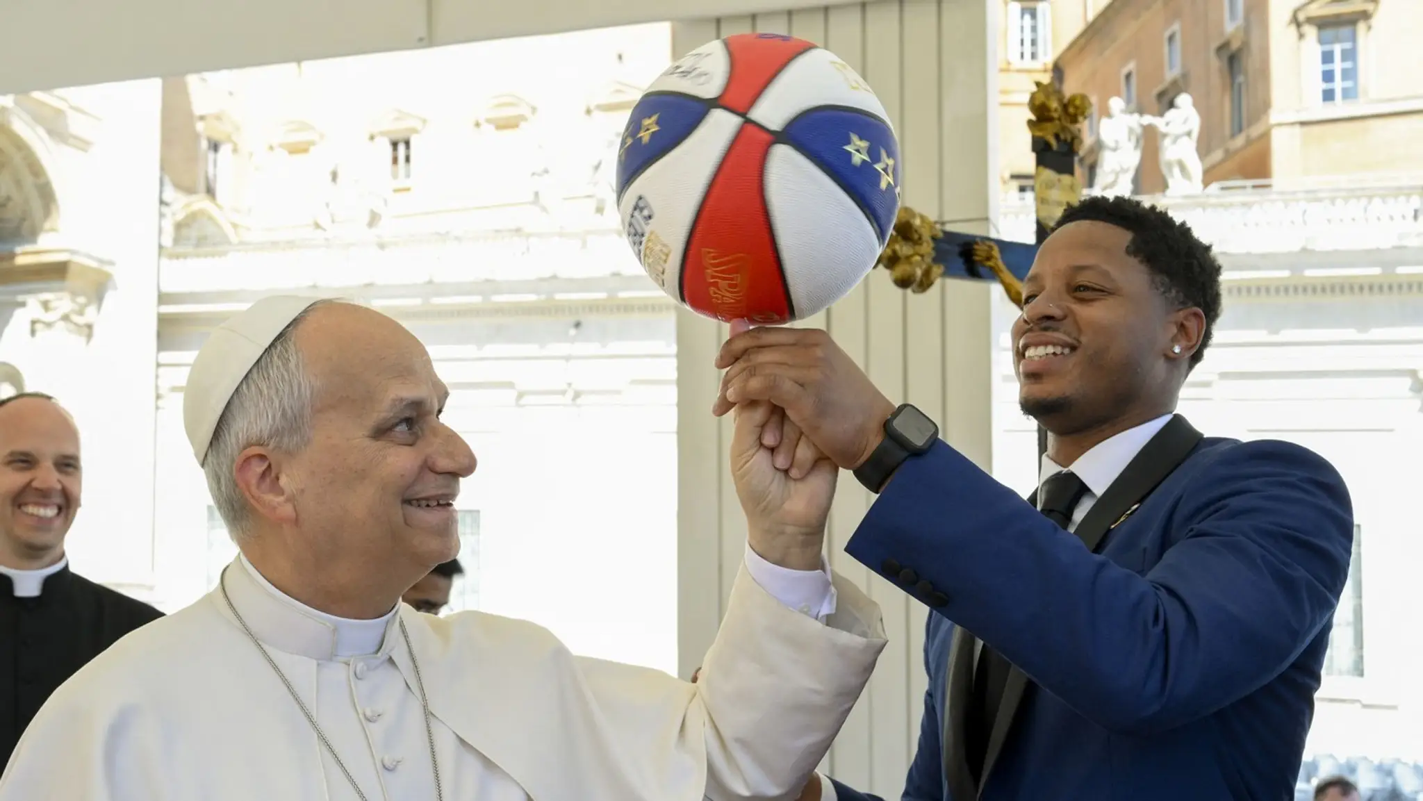 Harlem Globetrotters učili pápeža Leva XIV. točiť loptu na prste