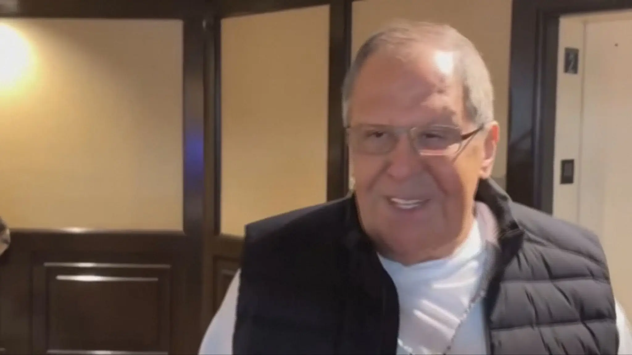 Šéf ruskej diplomacie Sergej Lavrov prišiel na samit v mikine s nápisom CCCP.