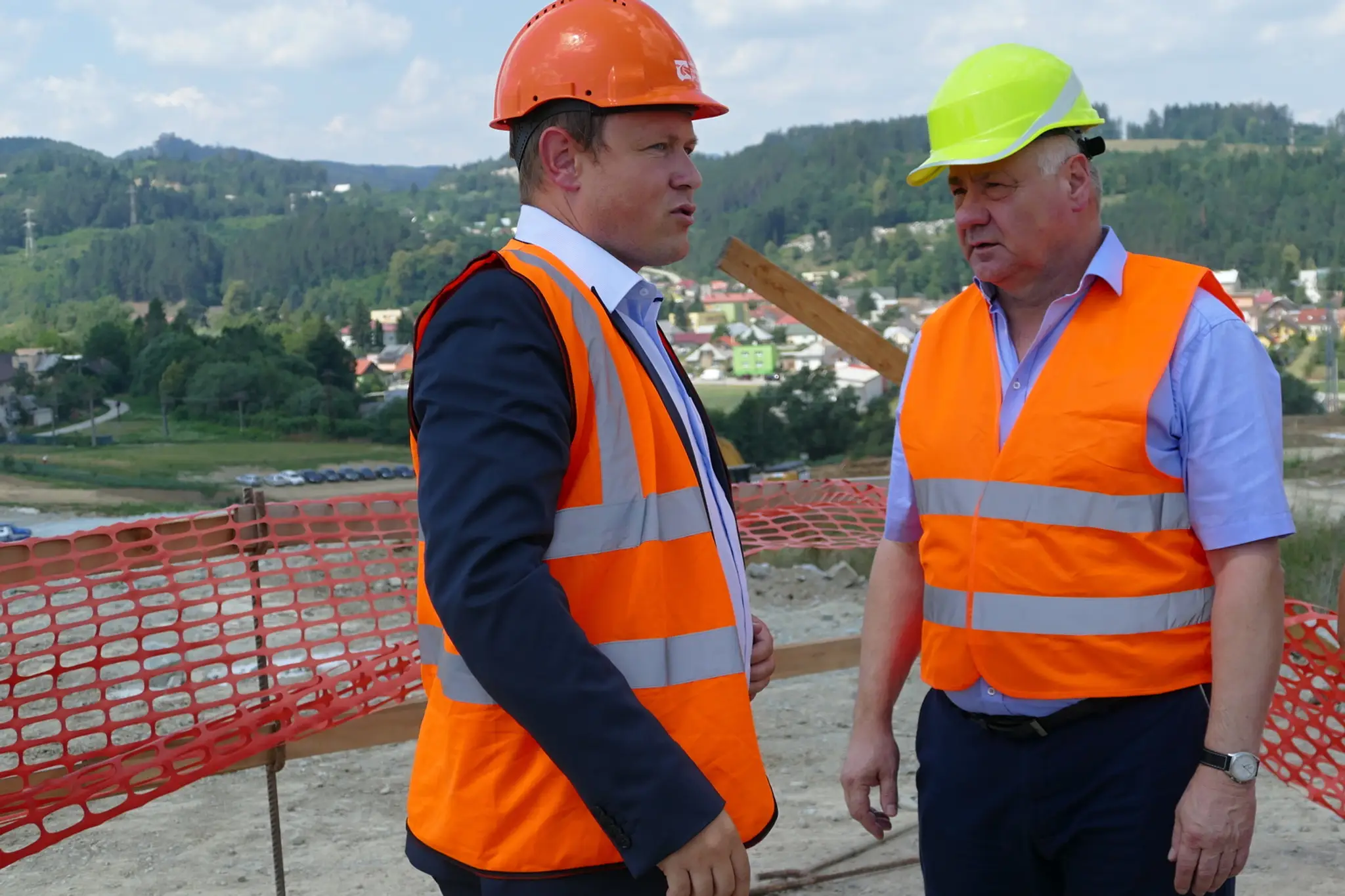 Investičný riaditeľ NDS Jiří Hájek a minister výstavby Árpad Érsek.