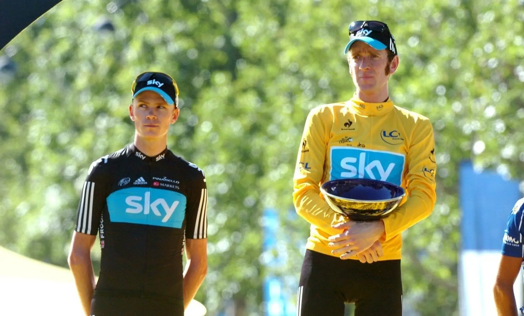 Chris Froome a Bradley Wiggins na pódiu po Tour de France 2012.