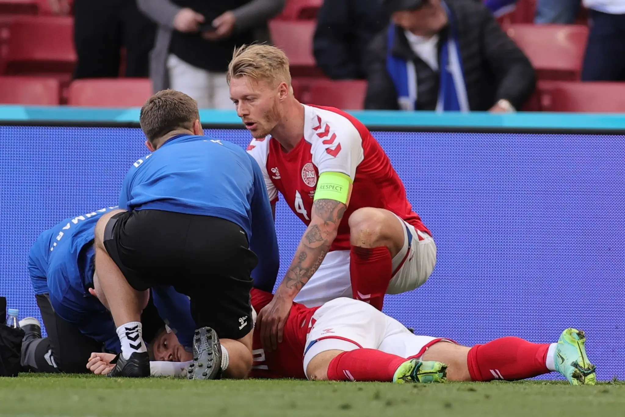 Simon Kjaer dáva prvú pomoc svojmu spoluhráčovi Christianovi Eriksenovi